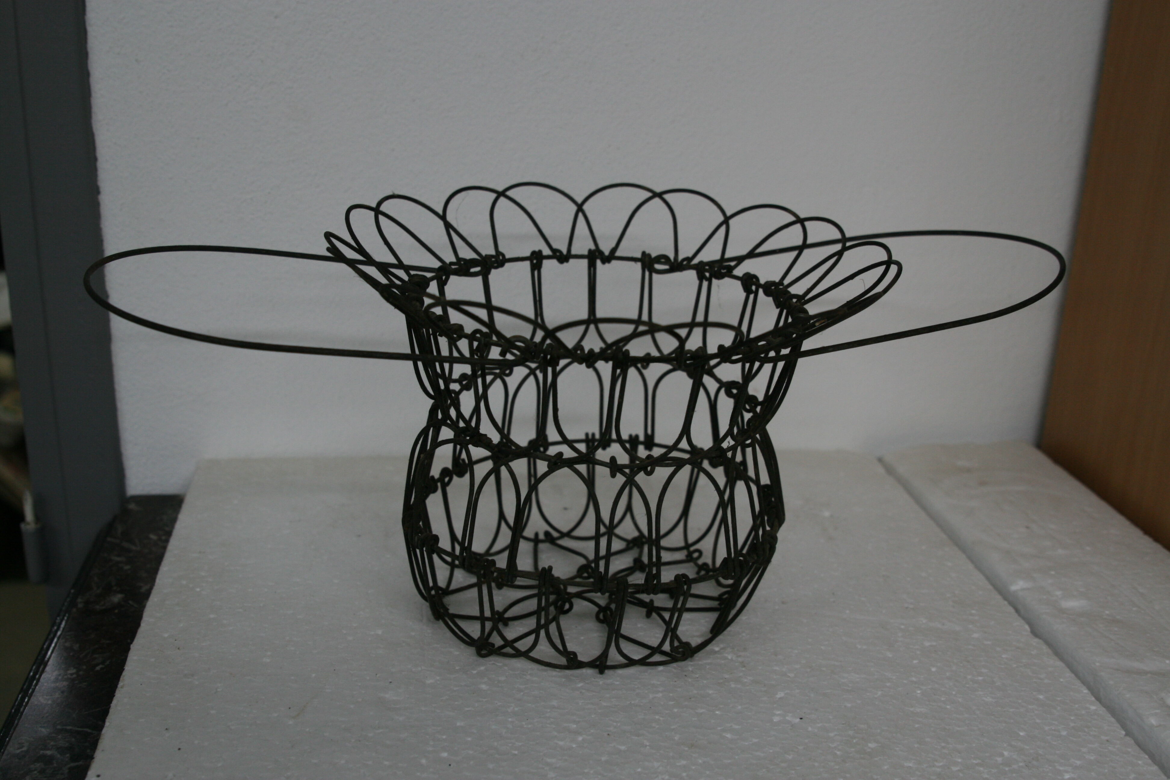 Egg basket in braided metal