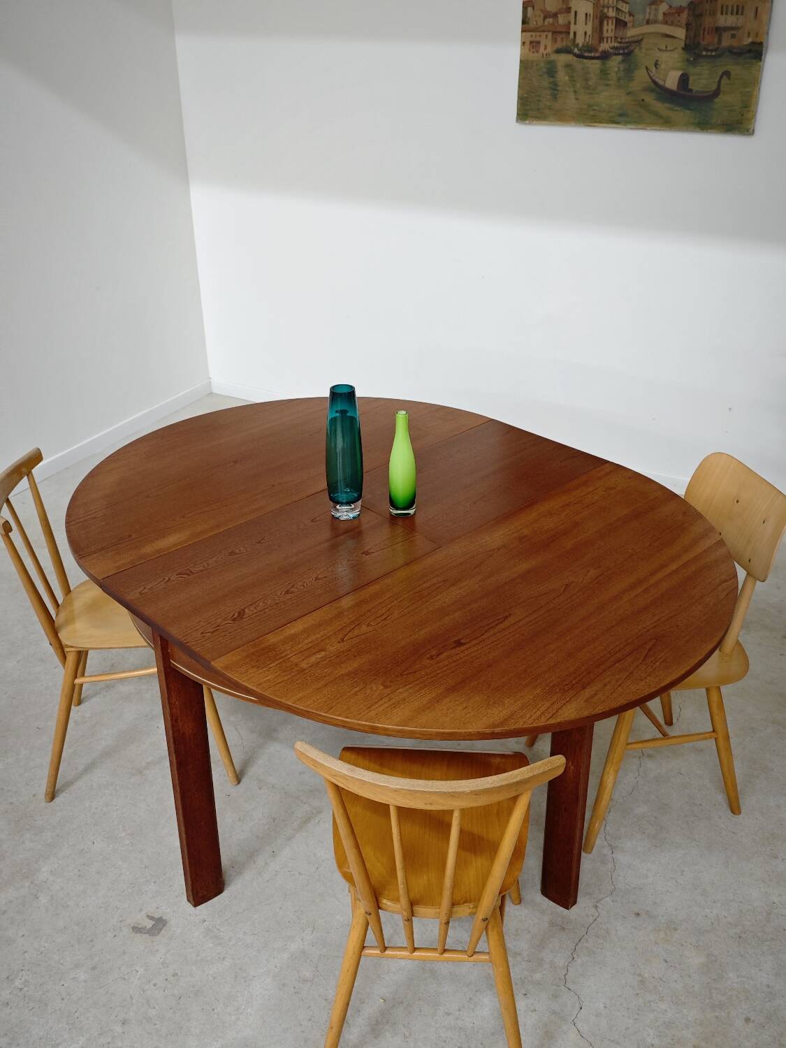 Extendable table with integrated Scandinavian style Self