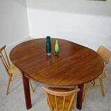 Extendable table with integrated Scandinavian style Self
