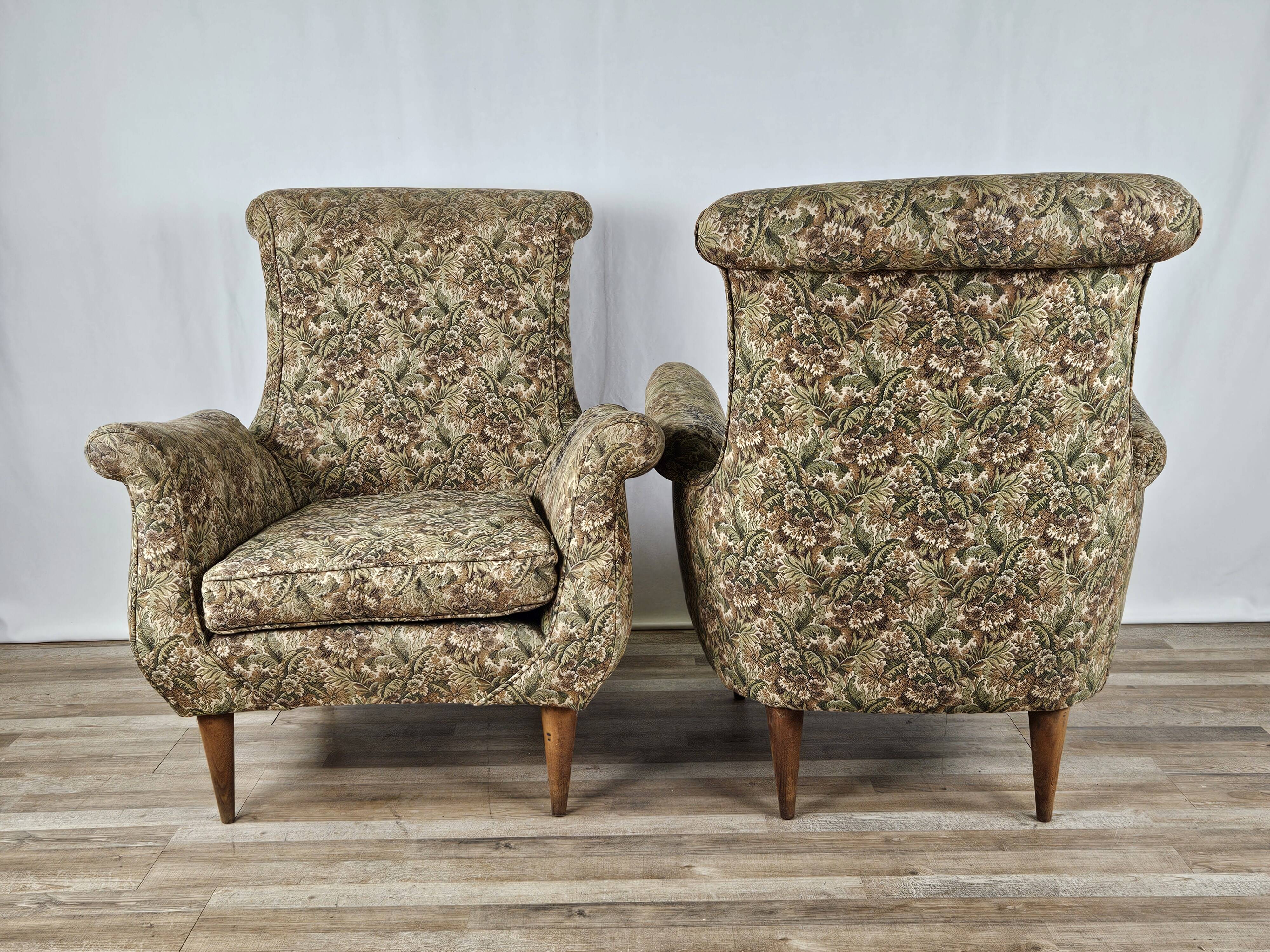 Paire de fauteuils fleuris années 70 avec pieds en bois