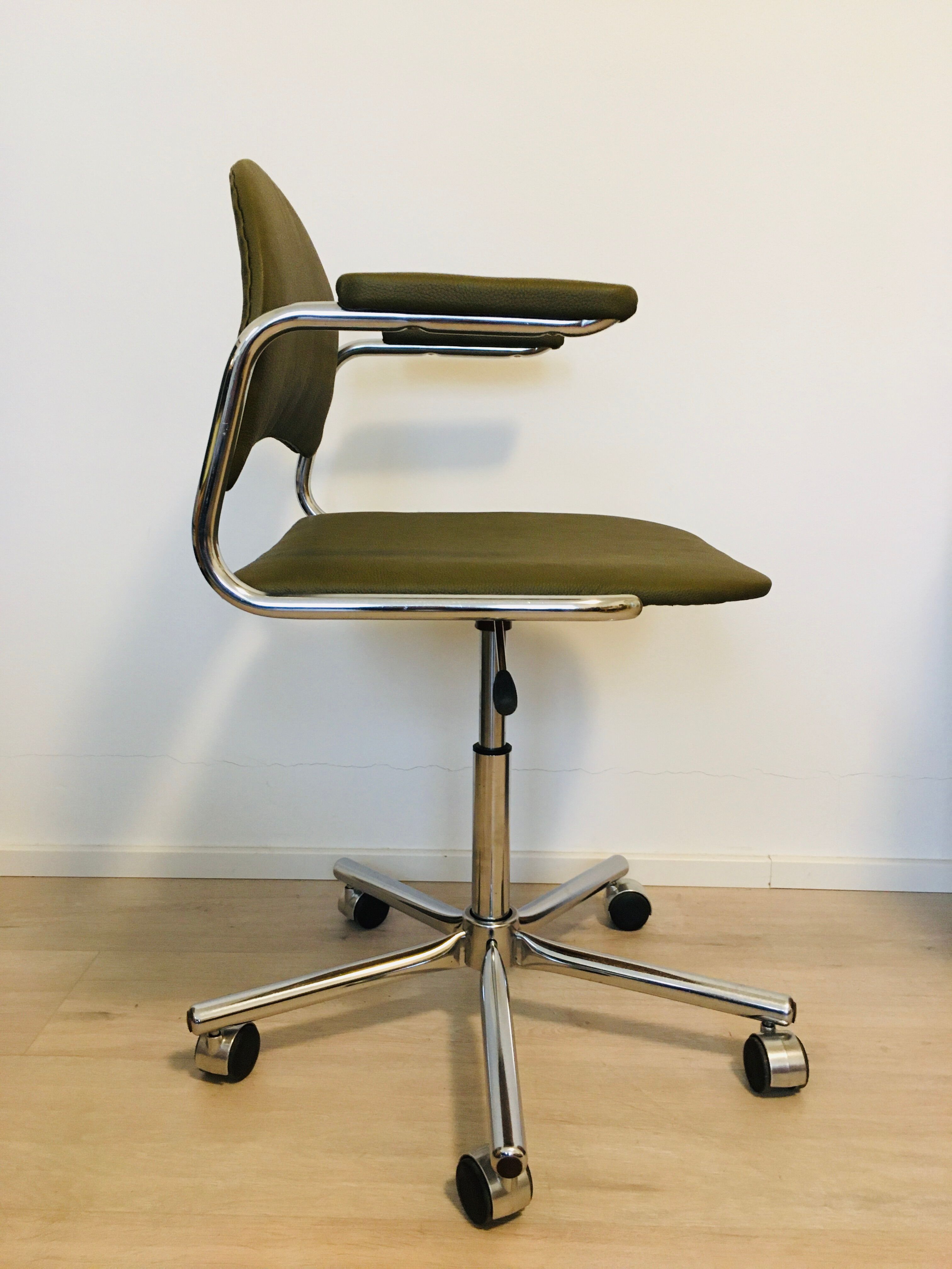 Fauteuil de bureau Olive K-380 entièrement restauré fabriqué par Kovona
