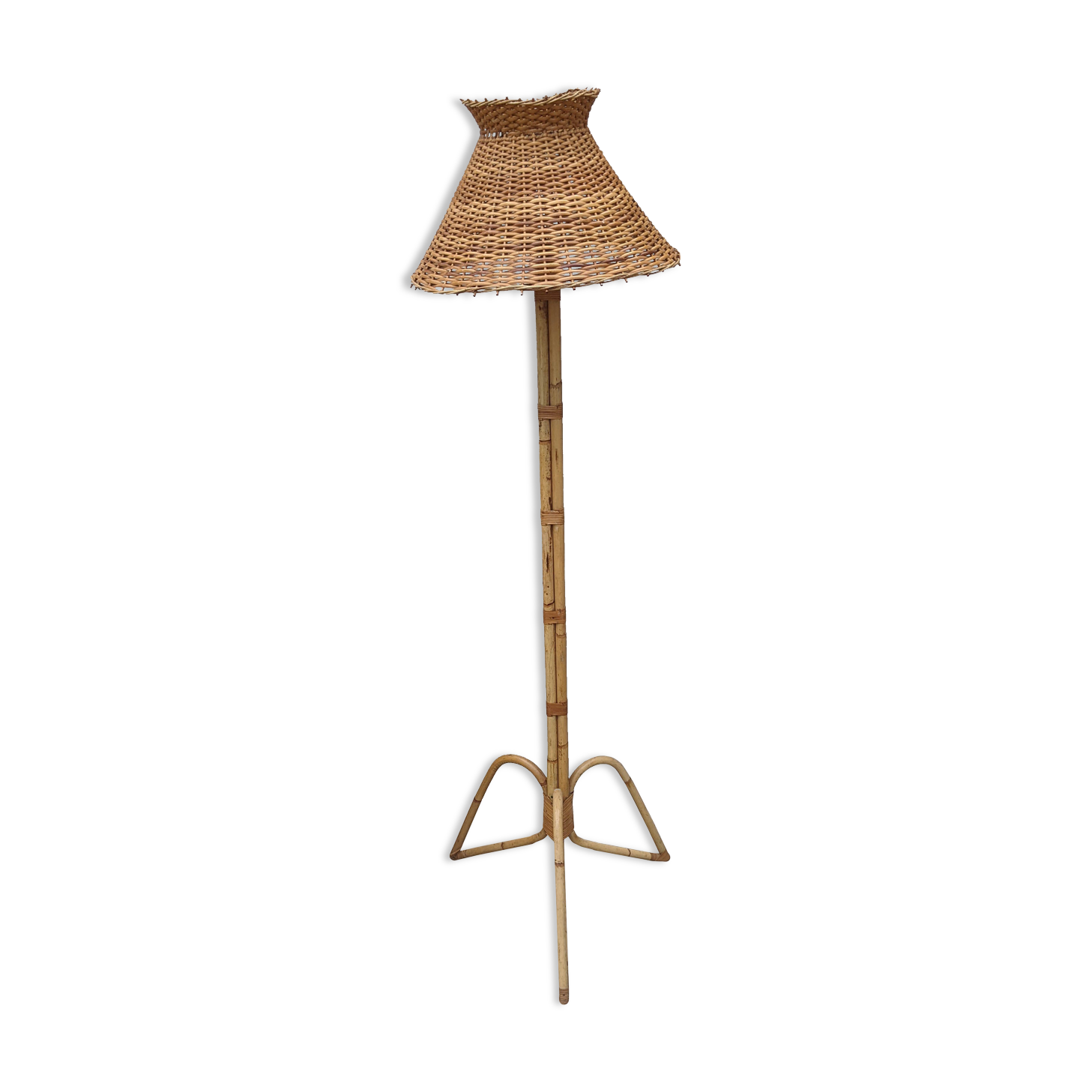 Floor lamp with vintage rattan lampshade