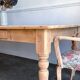 Table en sapin massif, pieds tournés
