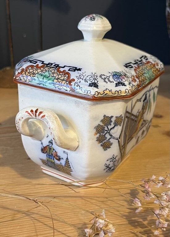 Covered casserole with Asian décor Luneville