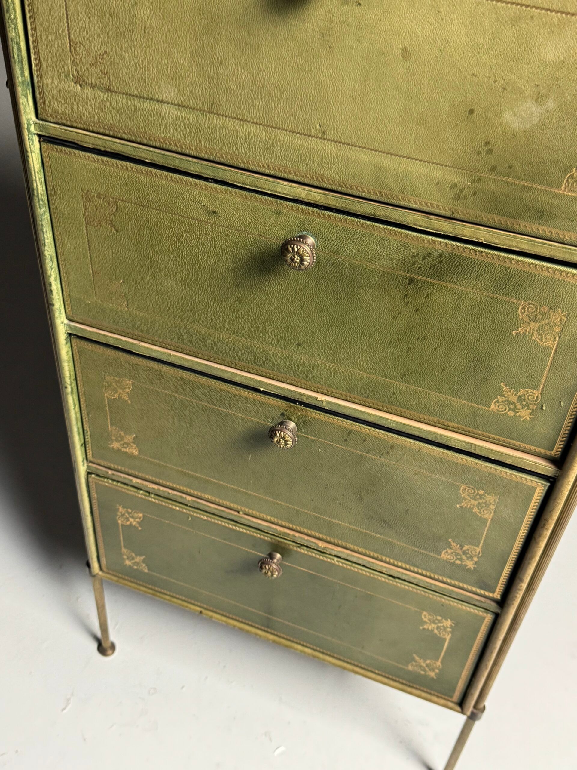 Commode en cuir vers 1960