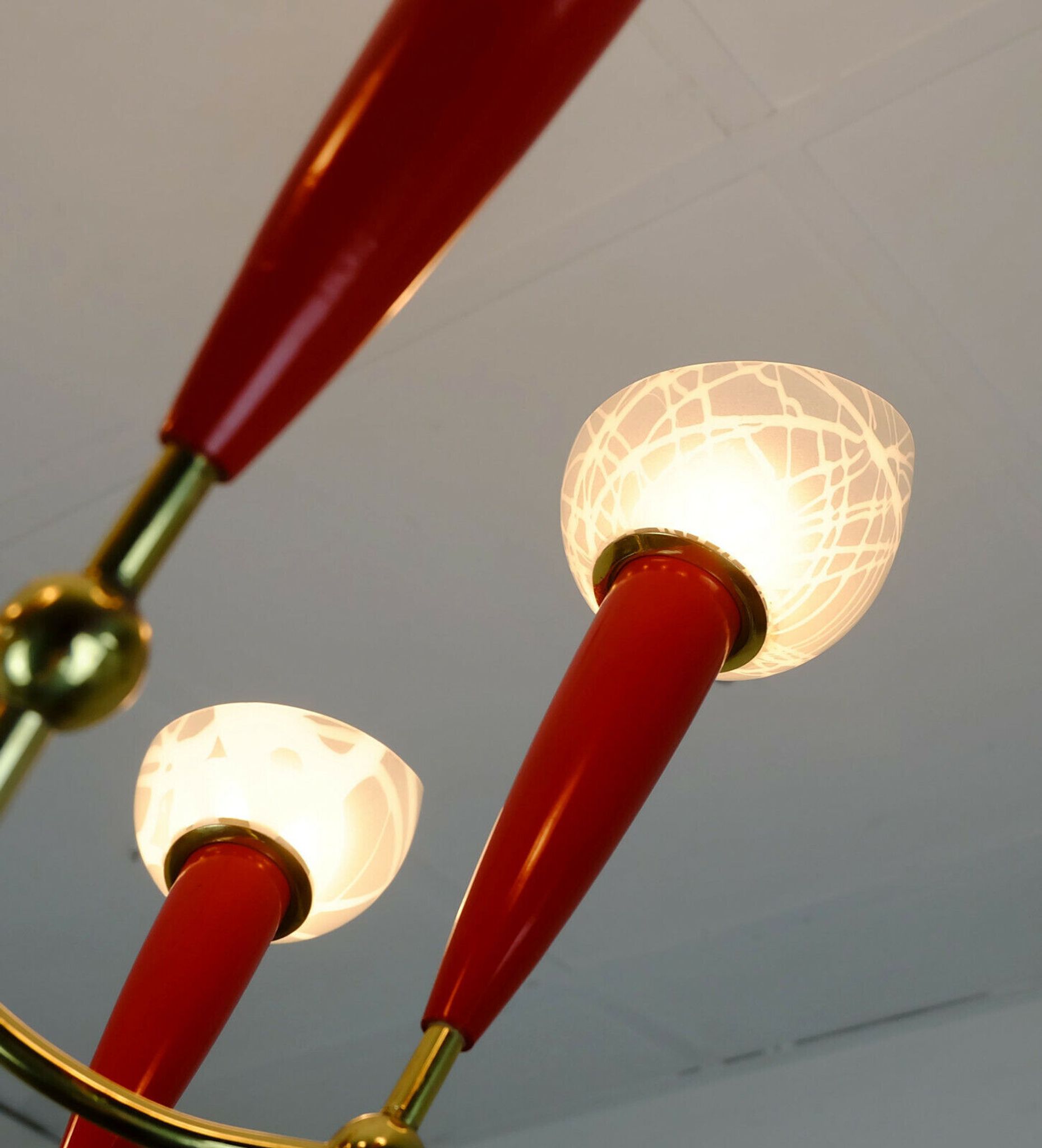 Lustre des années 1950 en laiton et plastique rouge, 7 abat-jours en verre