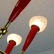 Lustre des années 1950 en laiton et plastique rouge, 7 abat-jours en verre