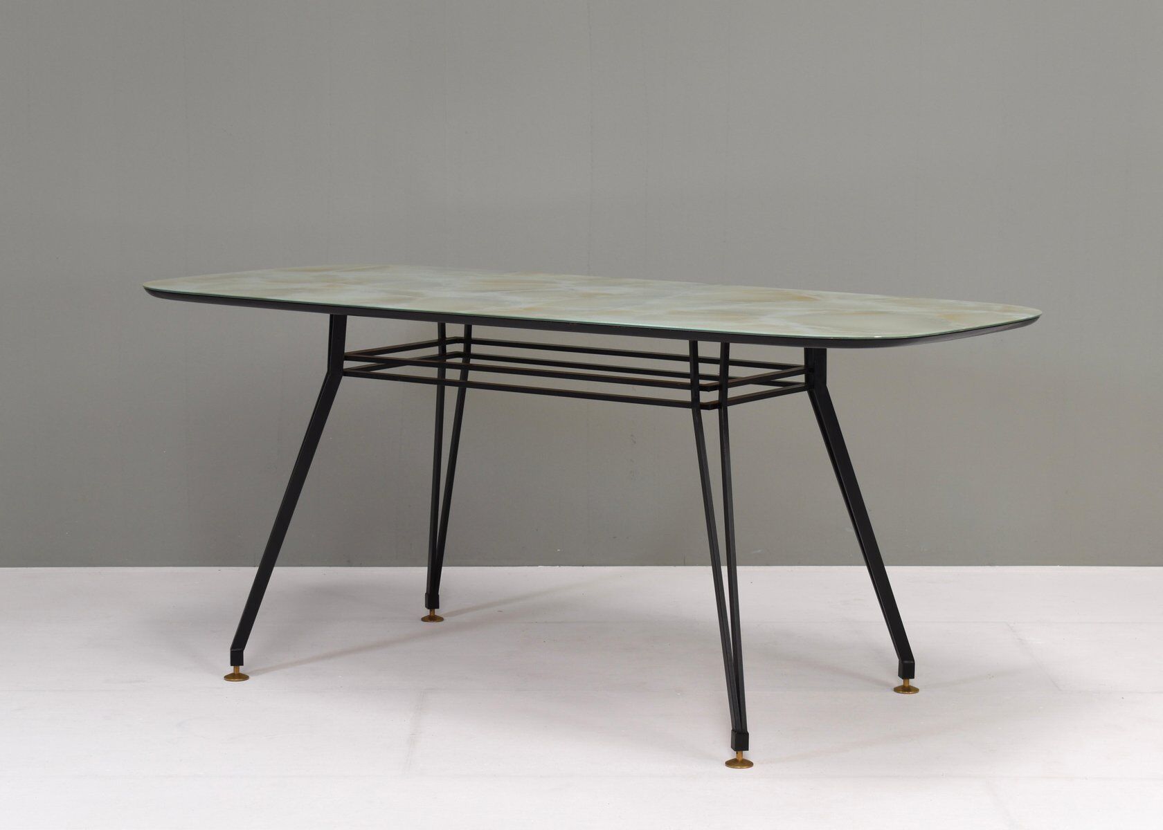 Table à manger italienne avec base en métal et plateau en verre et laiton, années 1950.