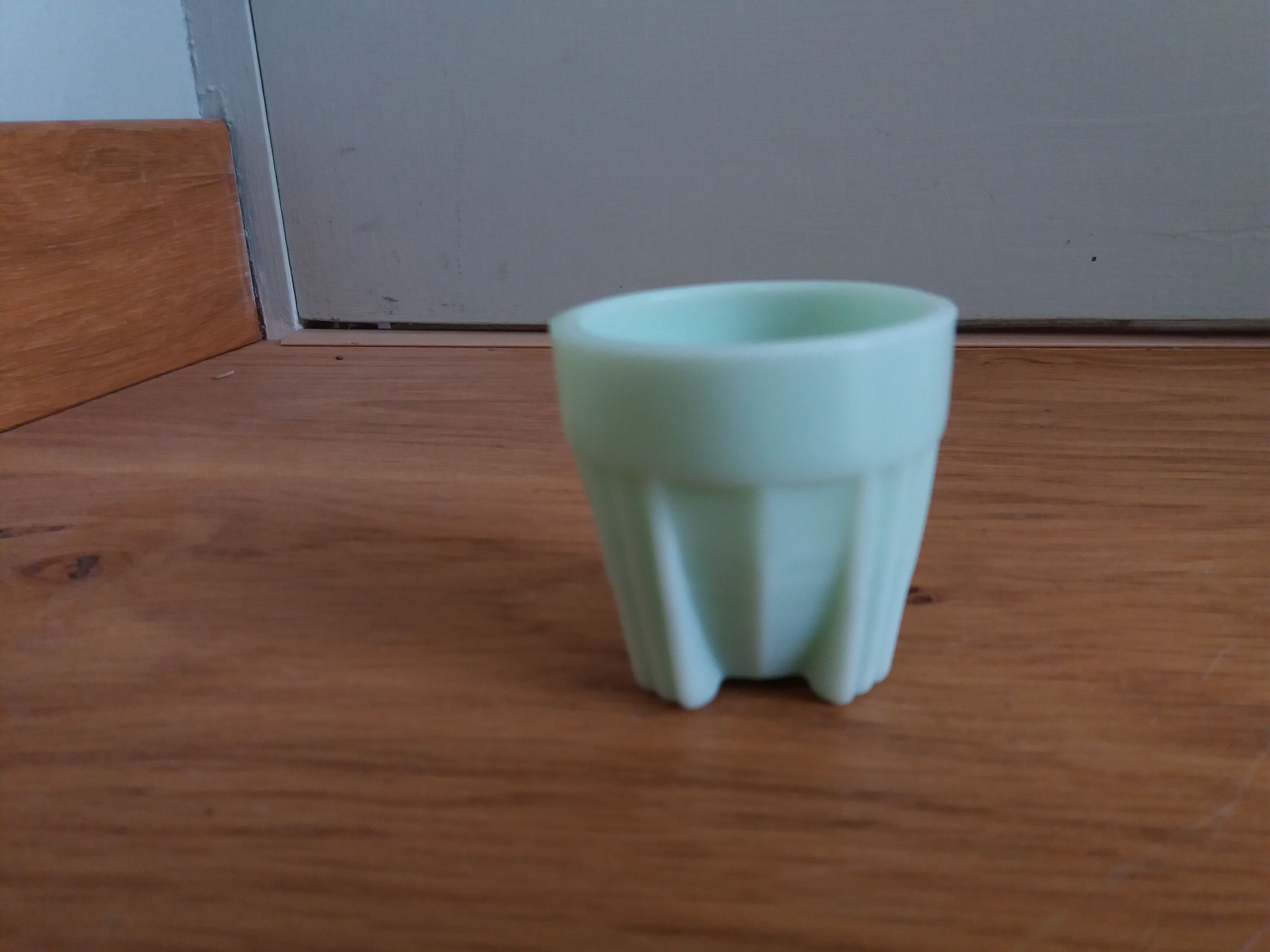 Coquetier opaline vert pâle art déco