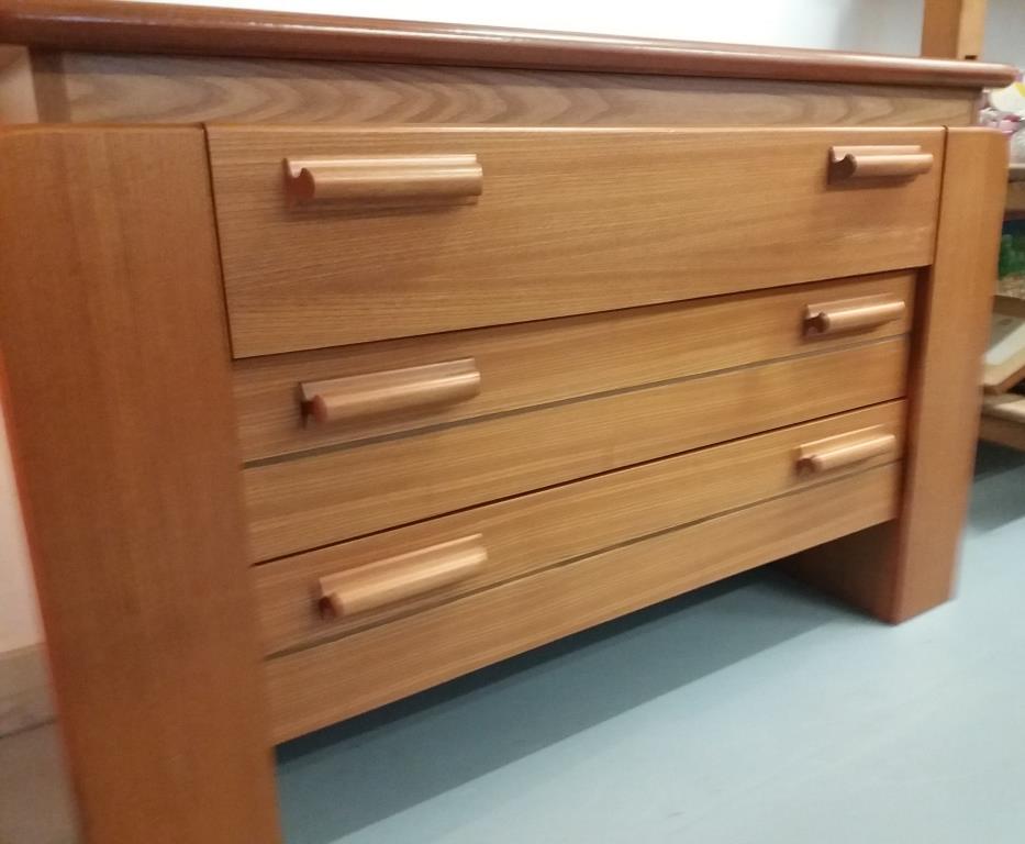 Oak-plated dresser 1980