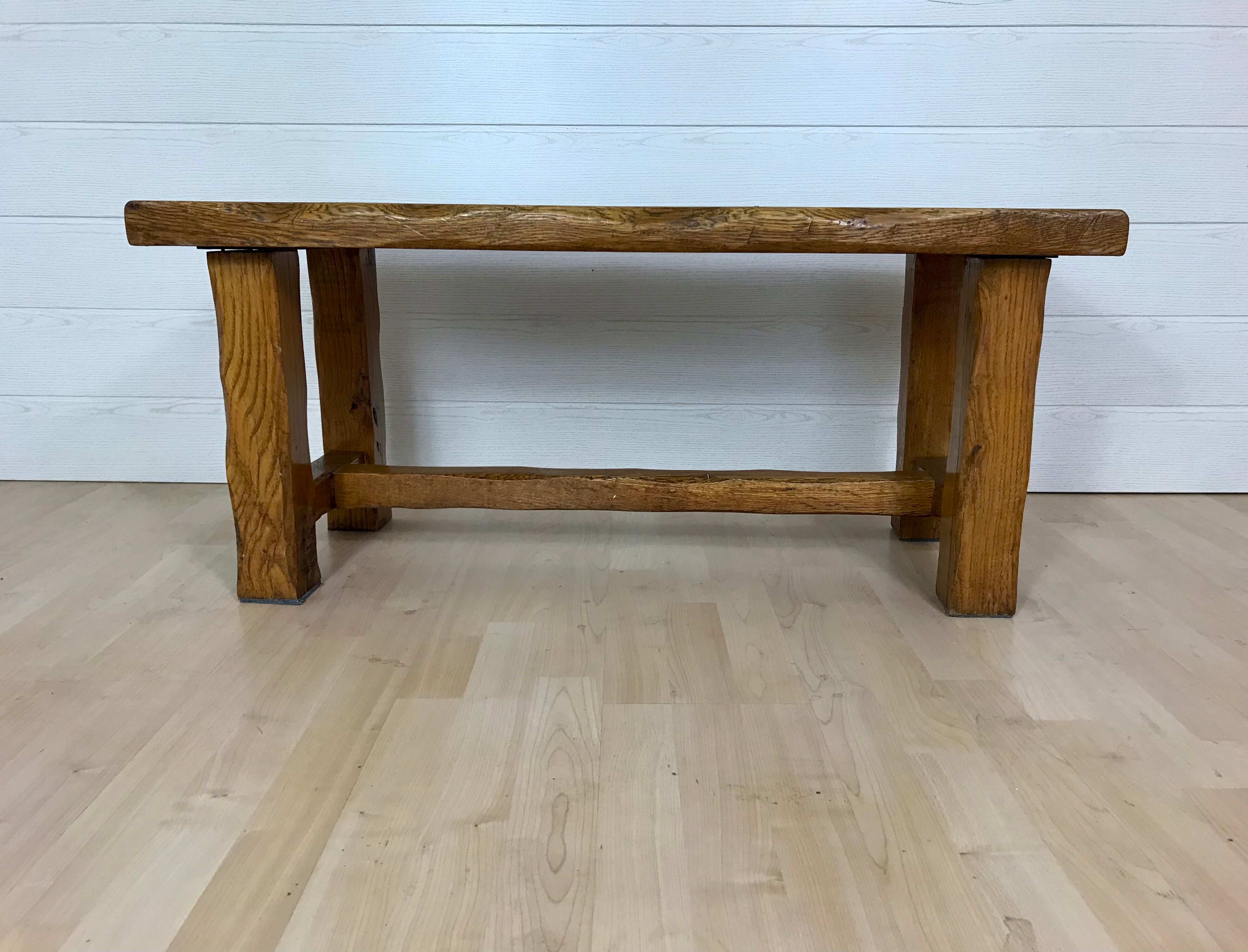 Table de salon brutaliste en chêne