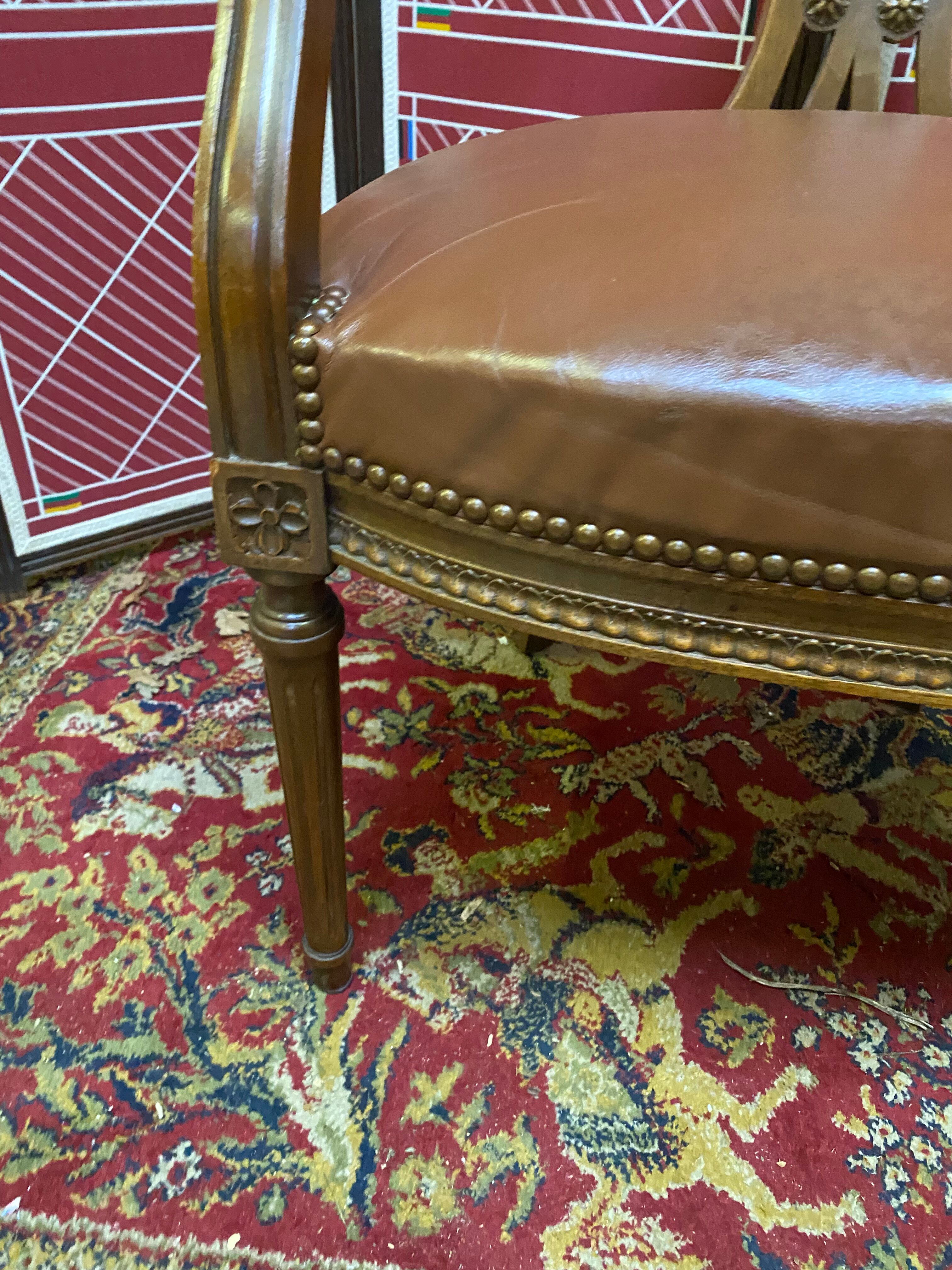 Fauteuil de bureau vintage en bois et cuir marron clouté