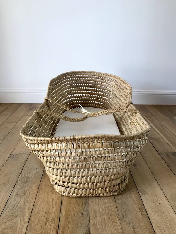 Berceau / couffin amovible en osier sur roulettes en bambou années 1950