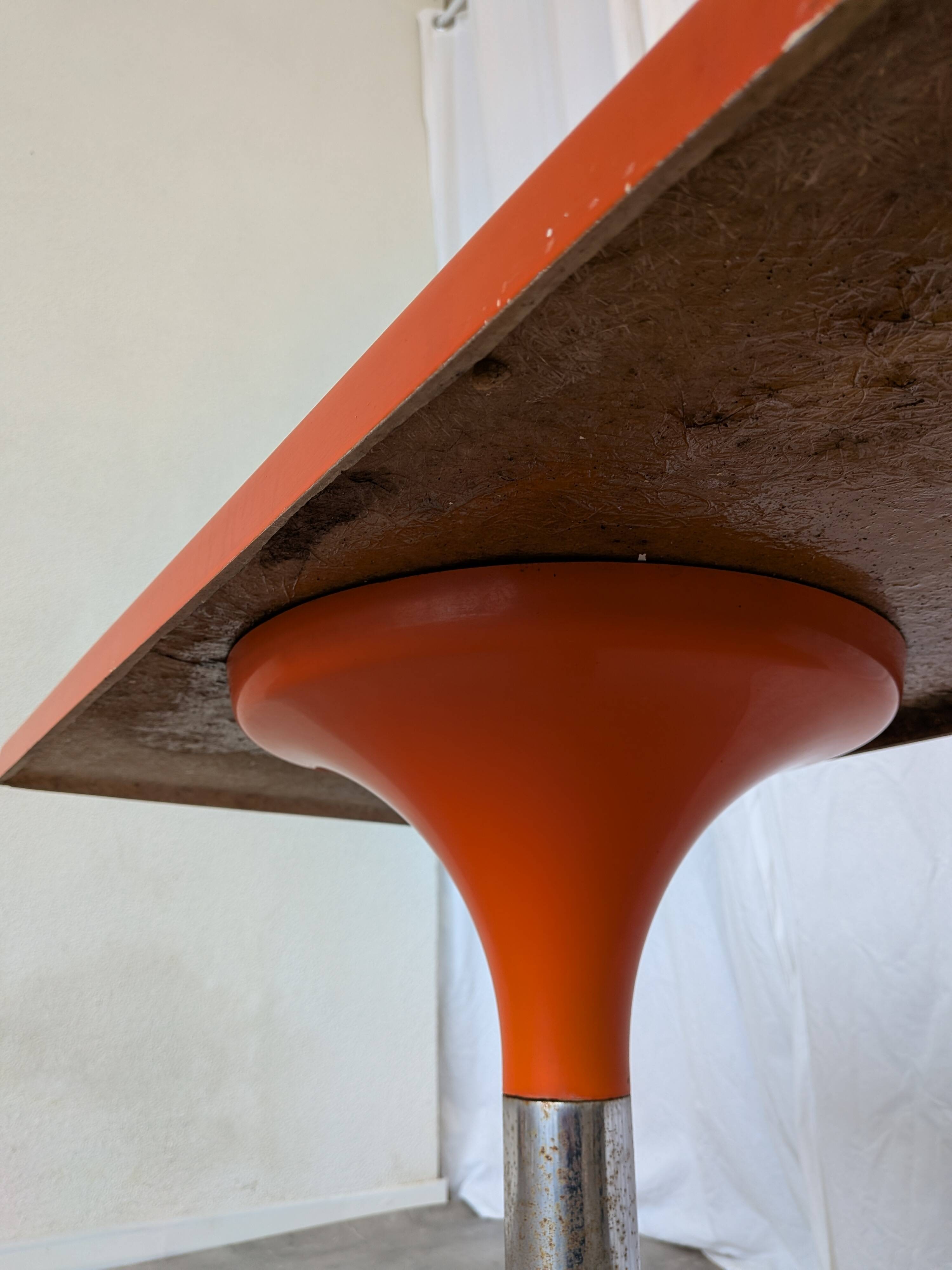 Table vintage orange par Finžgar & Zorman pour Meblo Yougoslavie