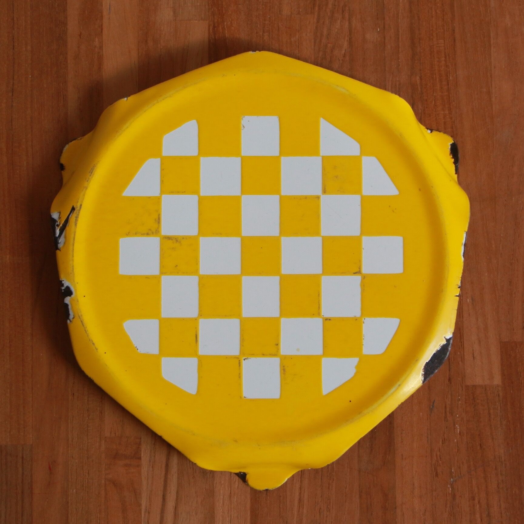 Enamelled metal underside