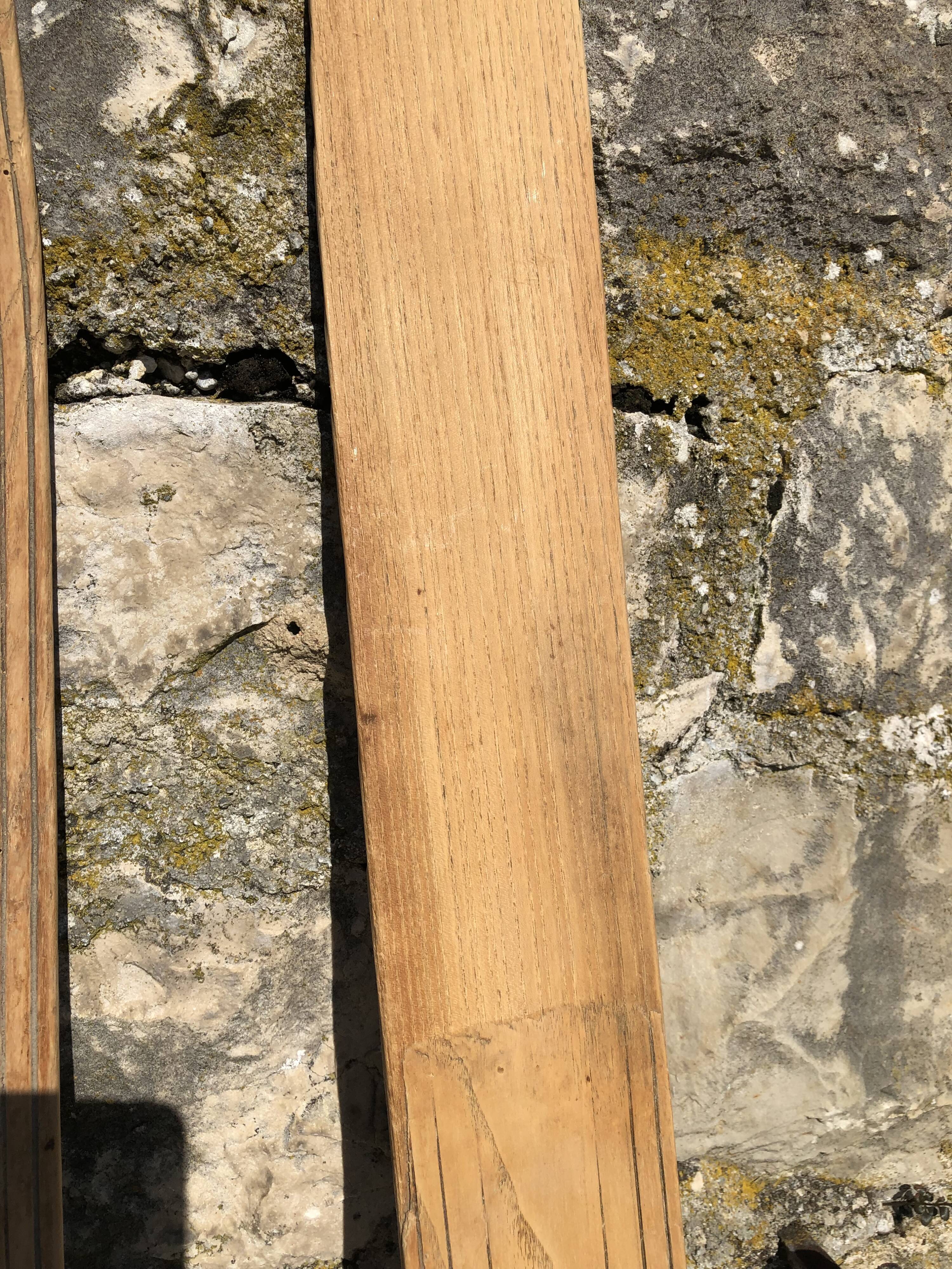 Paire de skis en bois vintage