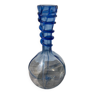 Vase en verre soufflé bleu