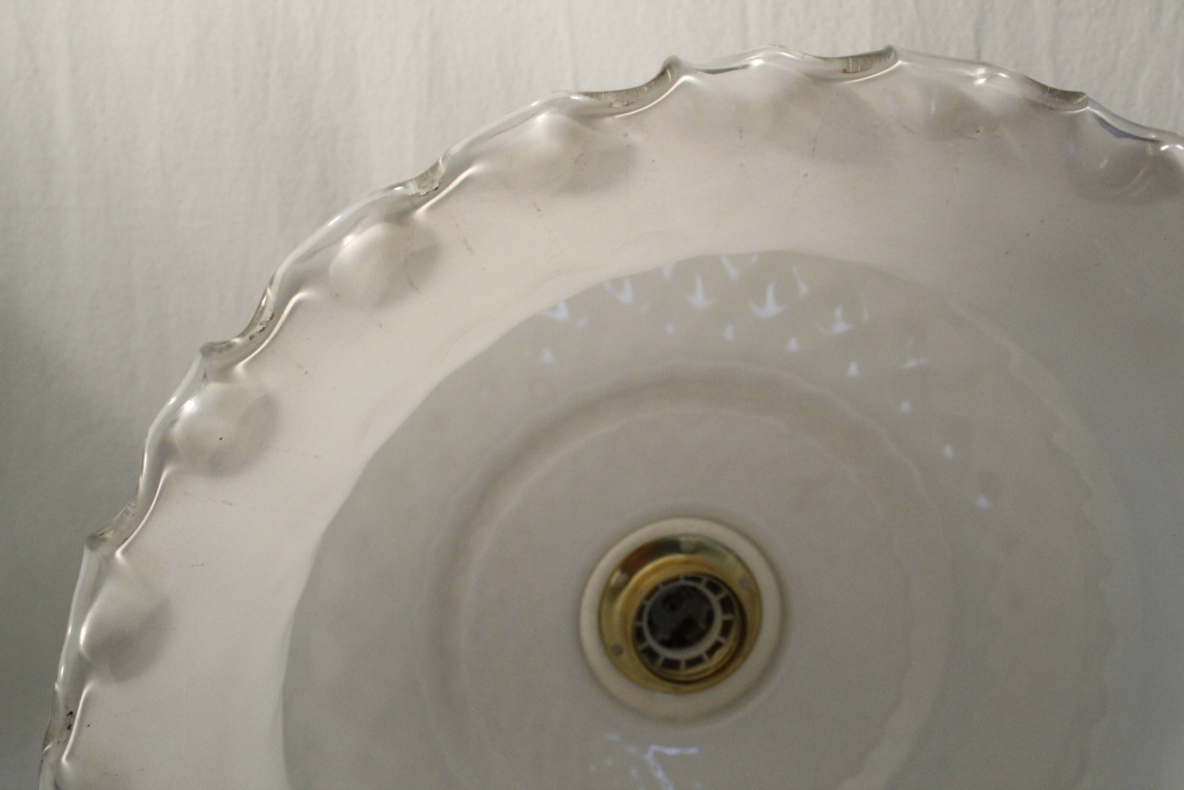 Round suspension in white opaline with serrated edges electrified