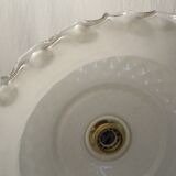 Round suspension in white opaline with serrated edges electrified