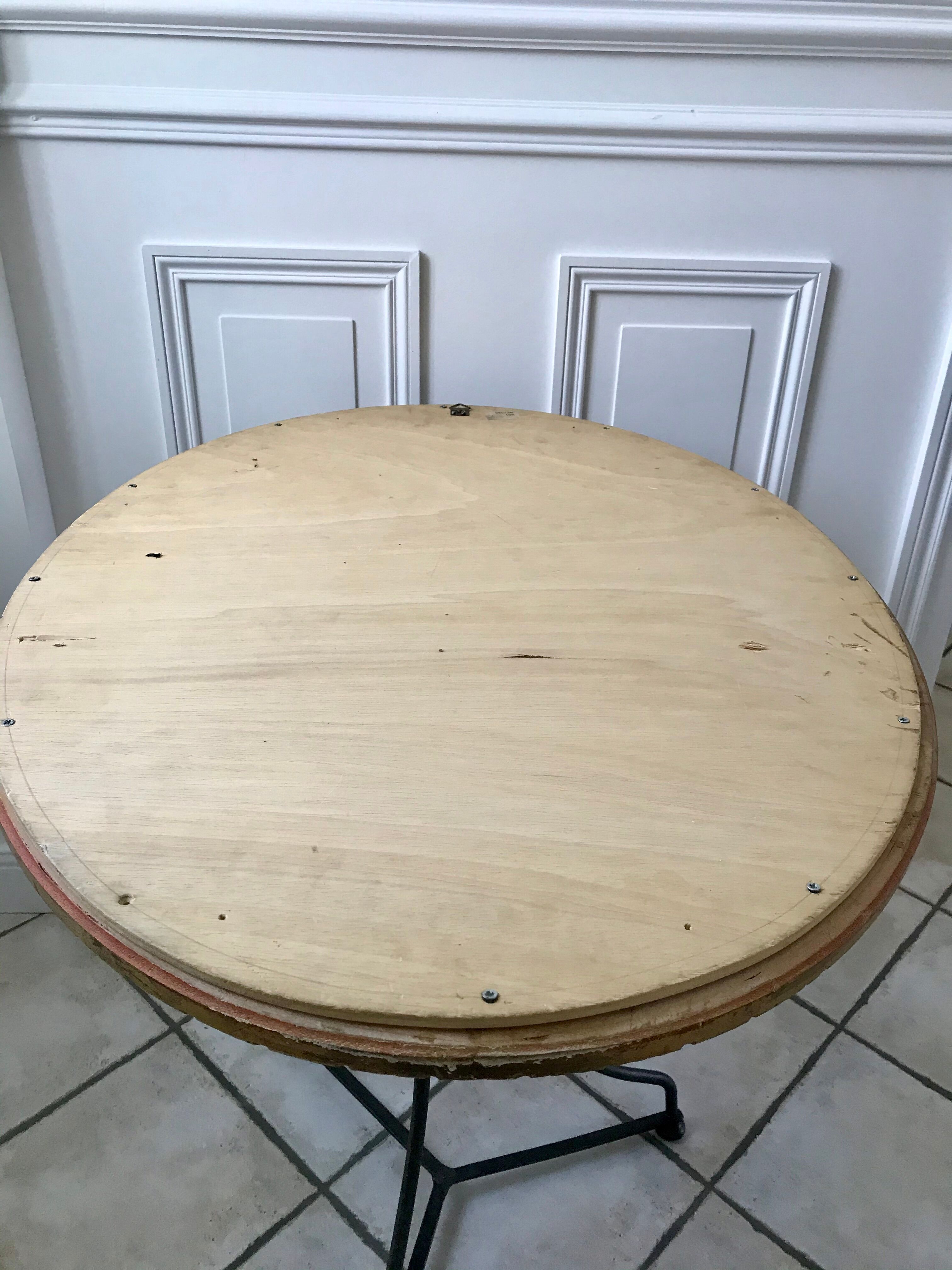 Grand miroir oval en stuc doré vintage