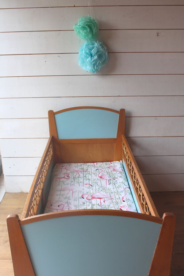 Lit bébé/enfant des années 50 en bois et rotin