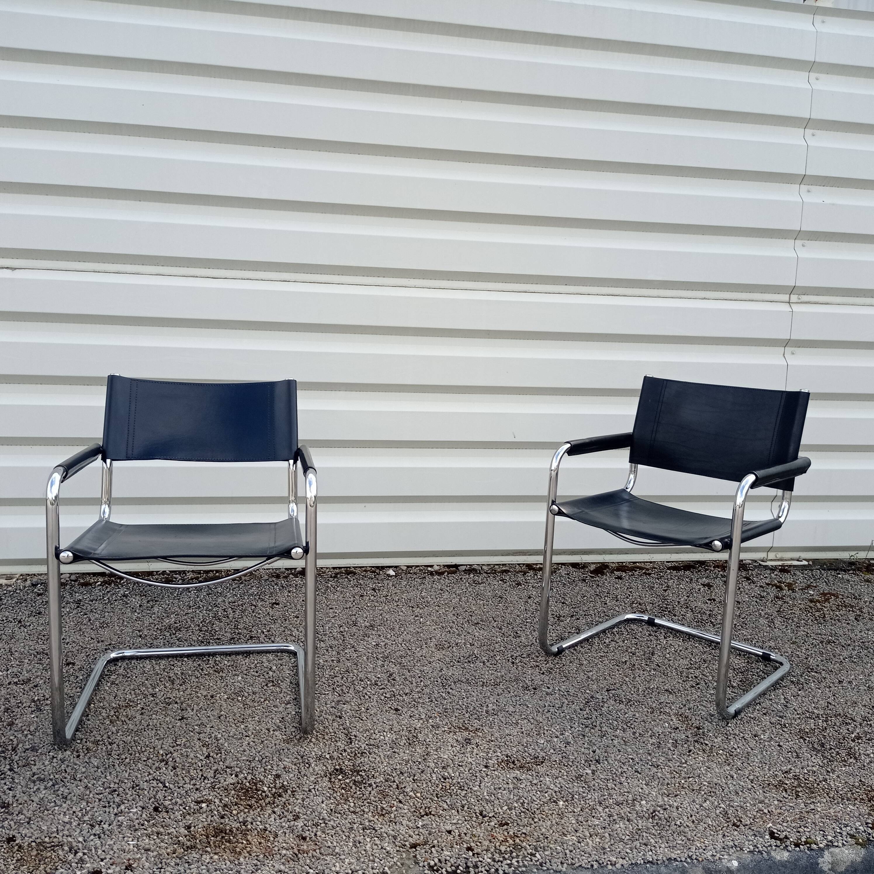 Paire de fauteuils Cantilever en cuir noir