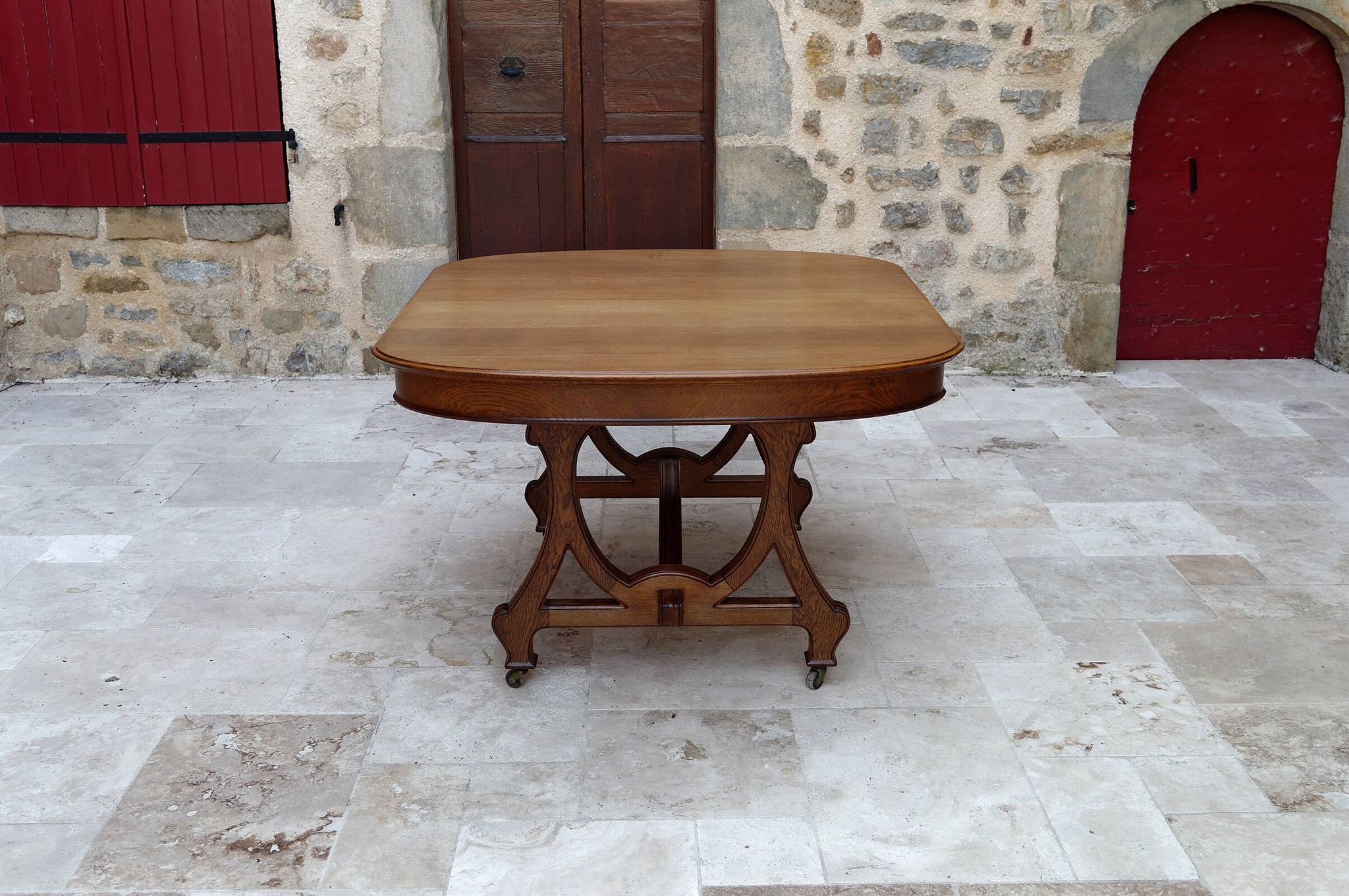 Dining room table by Maison Krieger, Art Nouveau, circa 1900, in solid oak