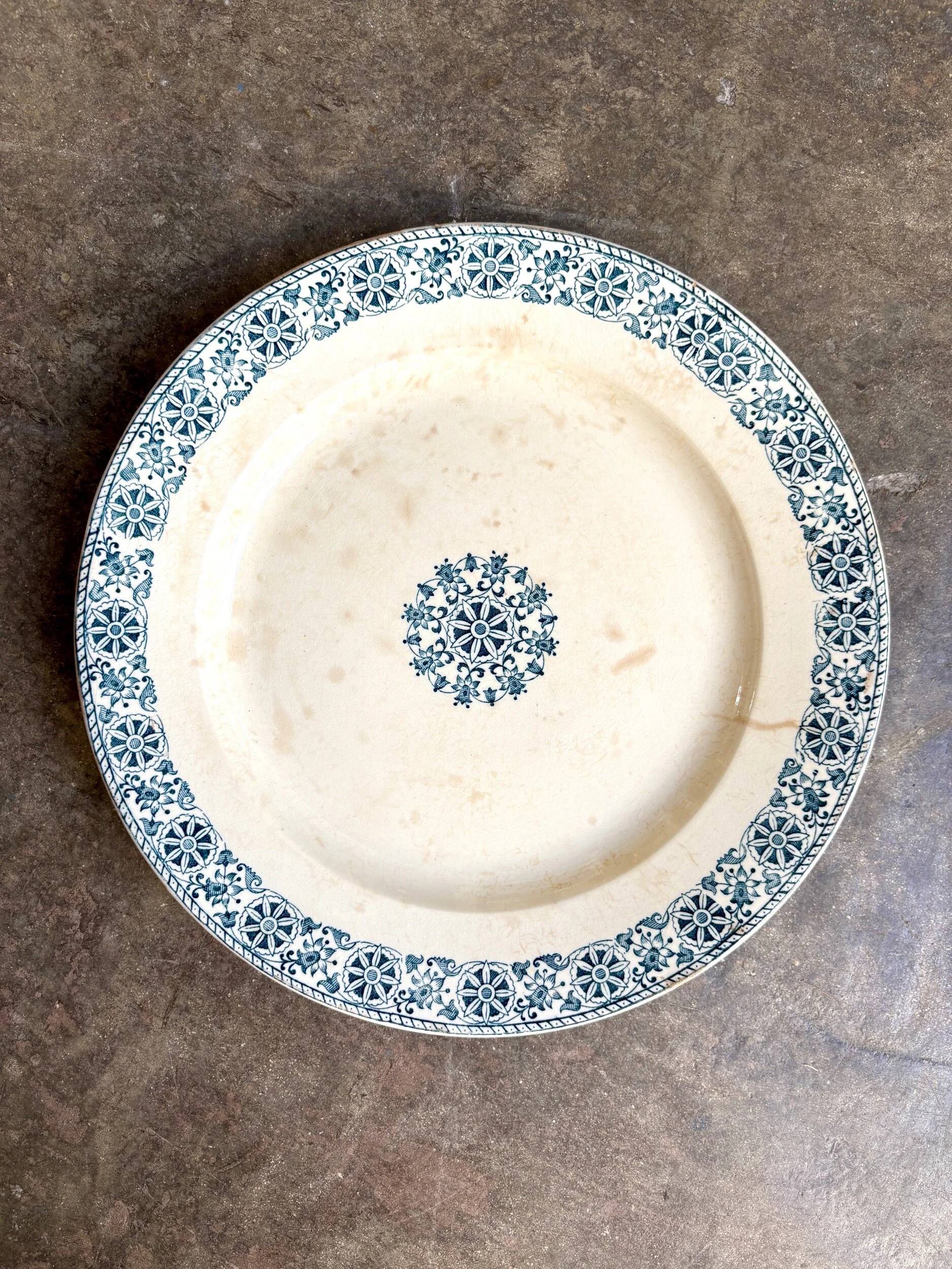 Plat rond Gien en terre de fer, service "Arabesques"