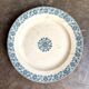 Plat rond Gien en terre de fer, service "Arabesques"