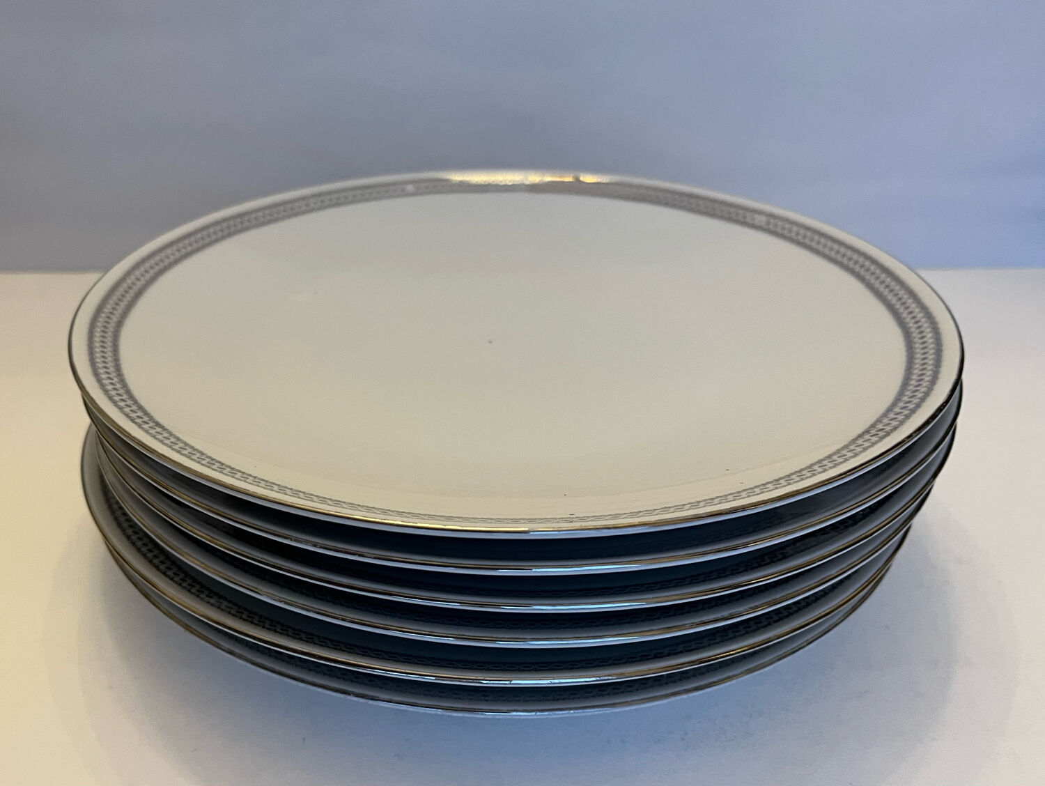 6 white porcelain dessert plates