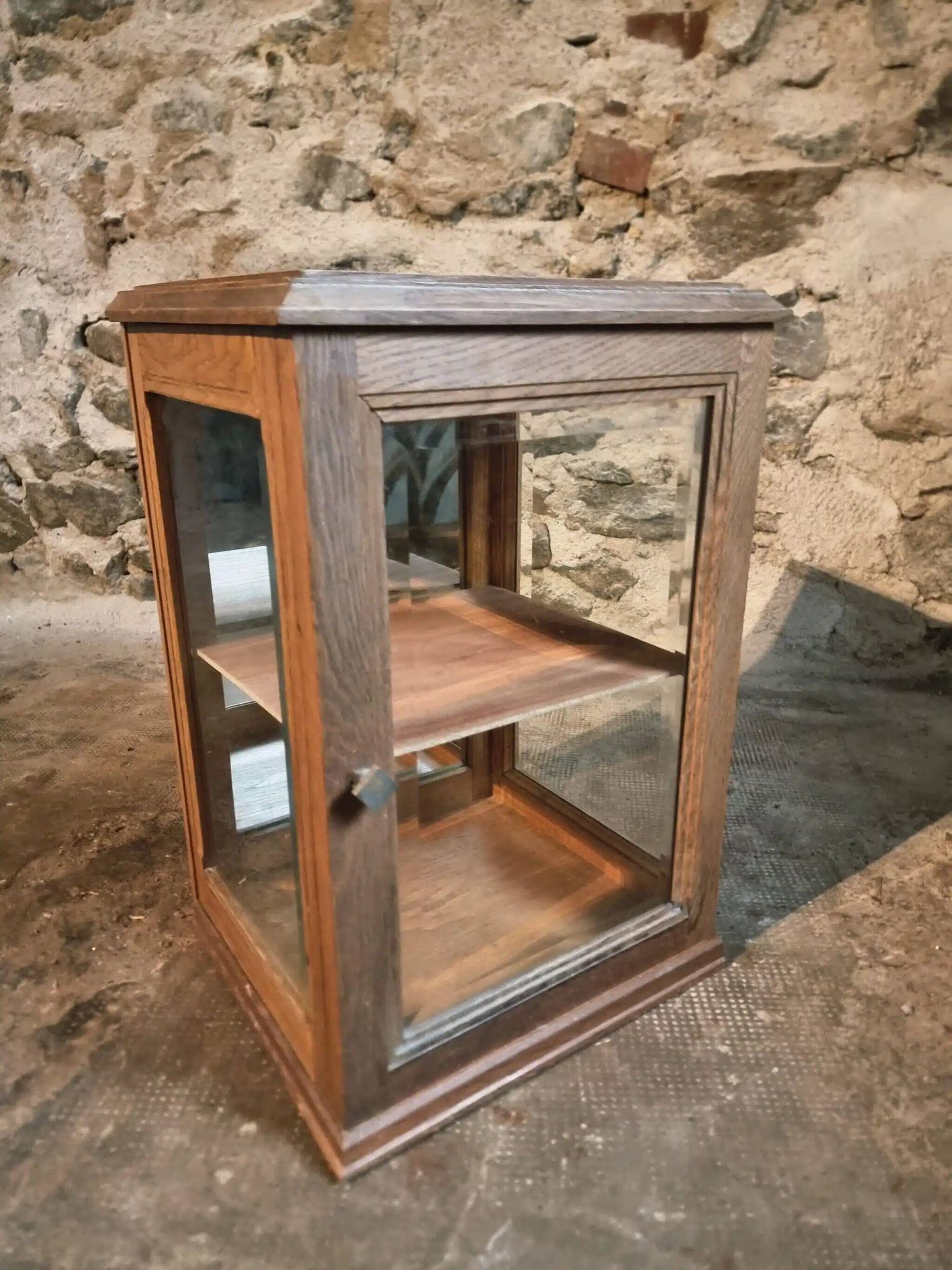Small antique display cabinet in French oak | 1920s display cabinet with mirrored back