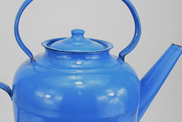 Cruche en métal émaillé bleu.