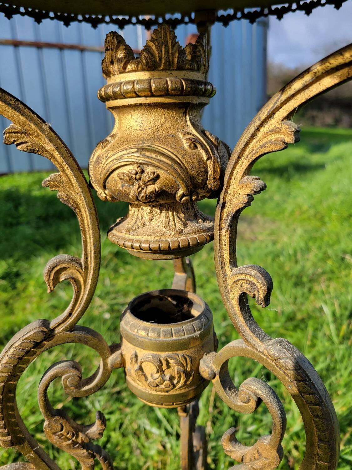 Round table in marble and gilded bronze