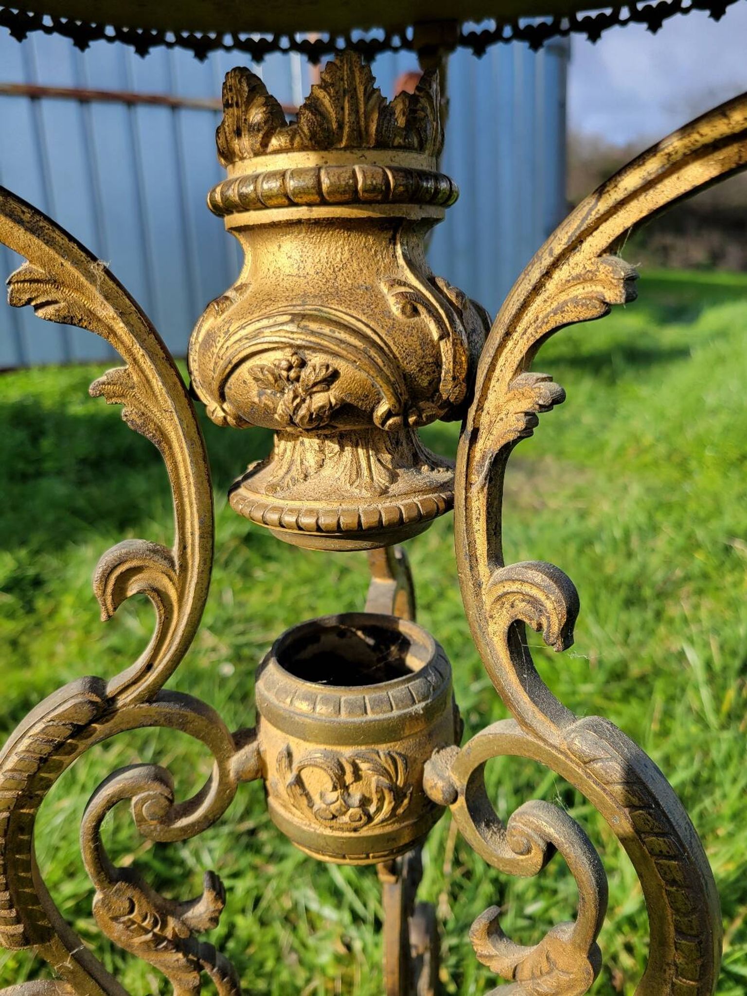 Table ronde en marbre et bronze doré