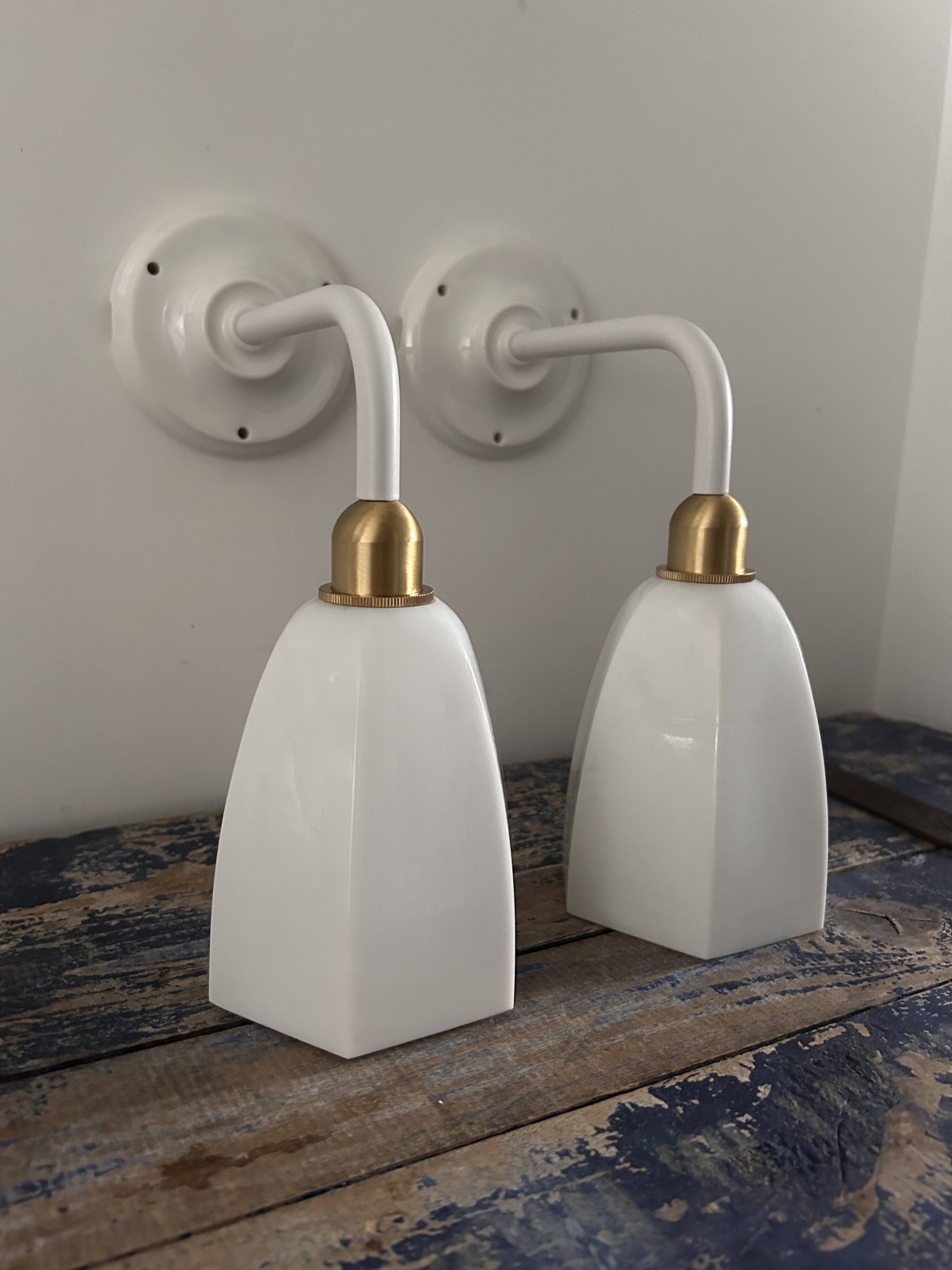 Paire d’appliques blanches en opaline