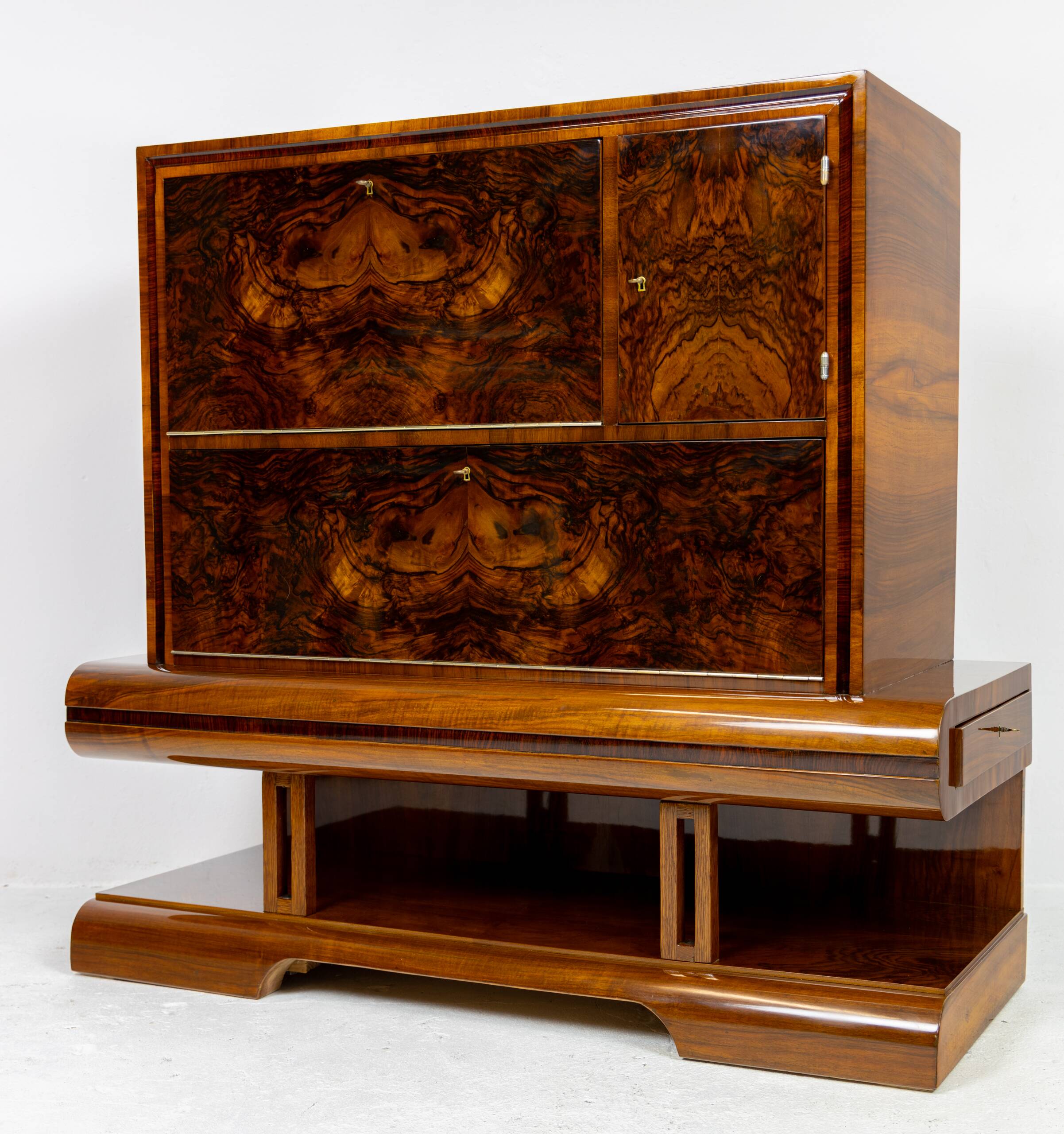 Art Deco bar cabinet in walnut, Wilhelm Mosurski - 1930s