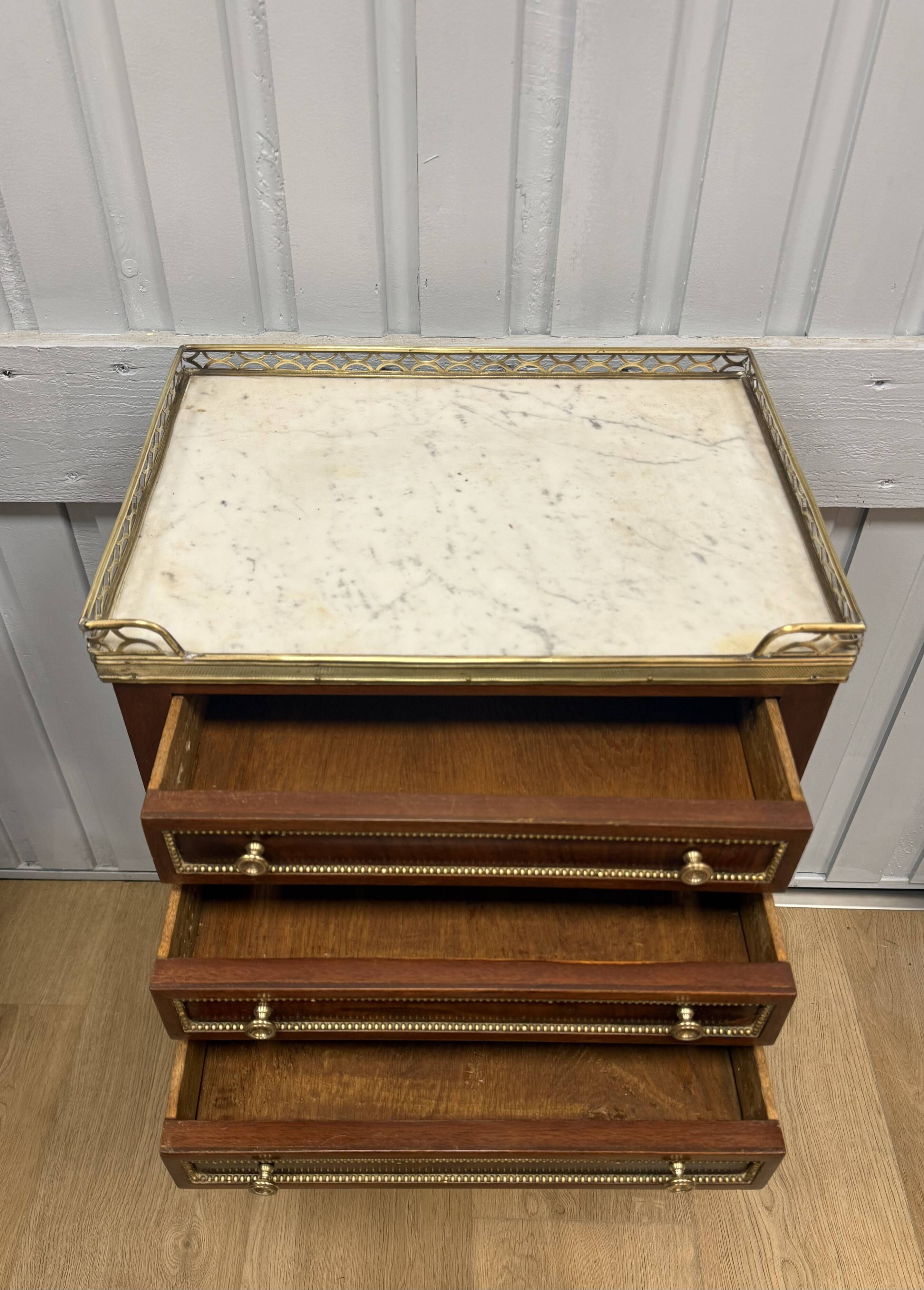 Table, chiffonnière en acajou