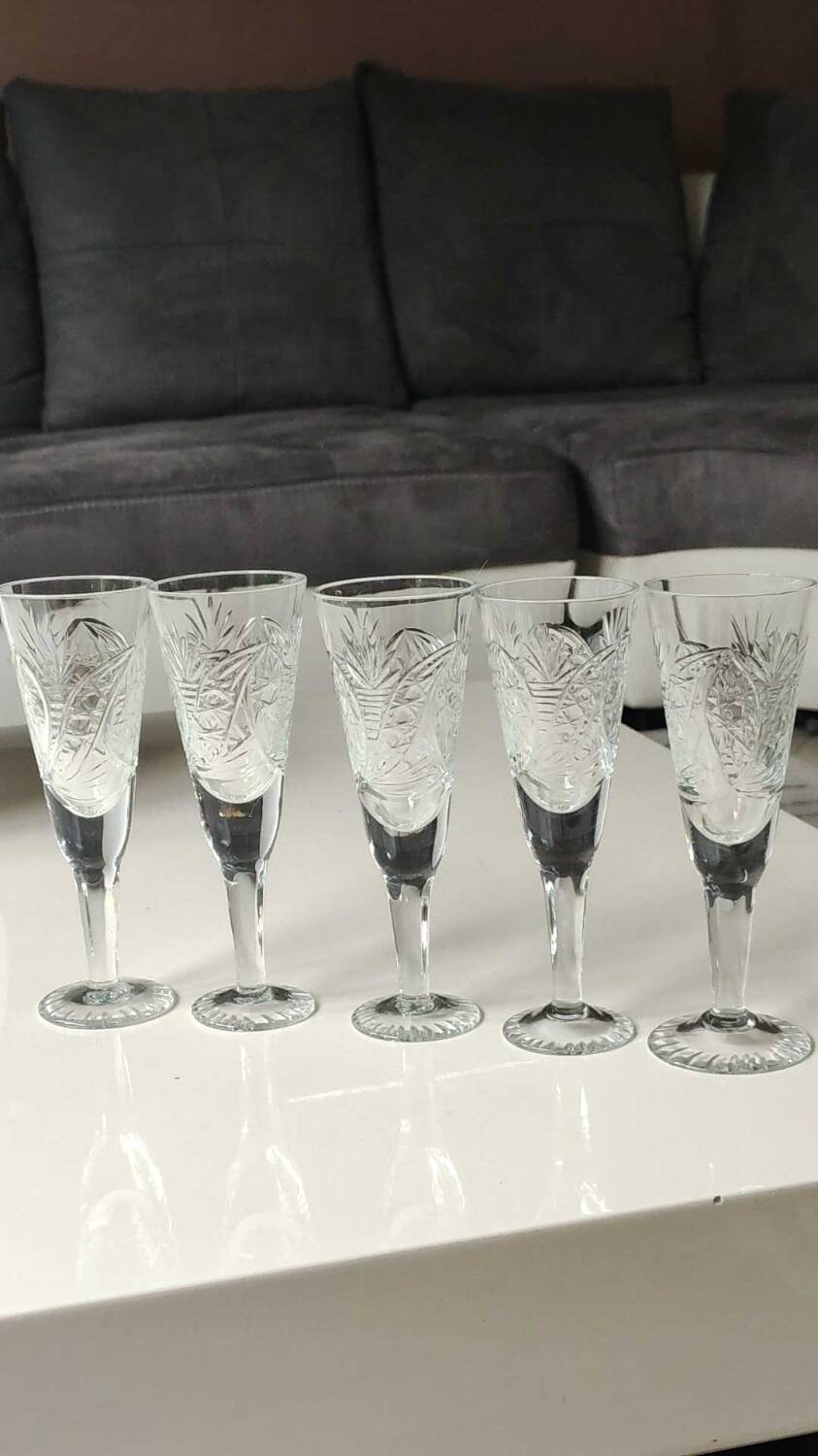 Lot 5 x Small Art Deco champagne flutes. Sophisticated star/cross/deciduous patterns. Boho chic. High 15.5 cm