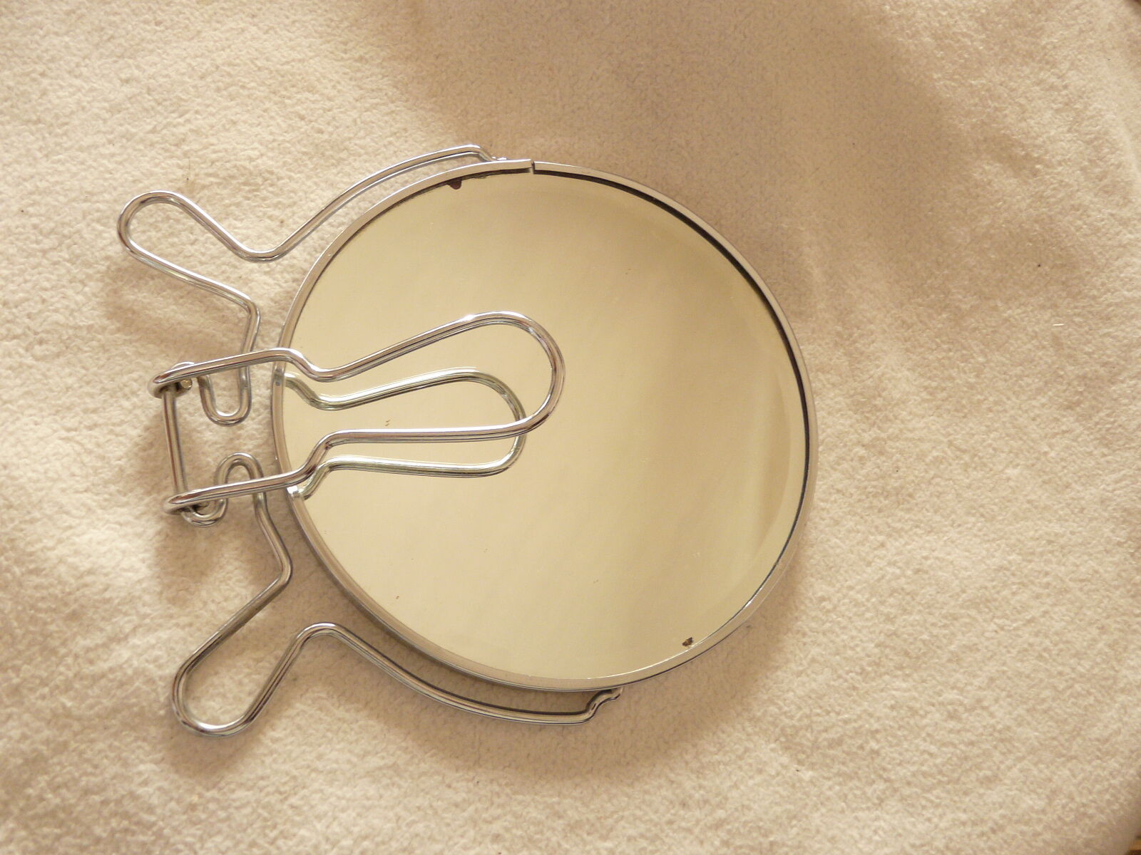 round barber mirror to be put down or suspended 16x18cm