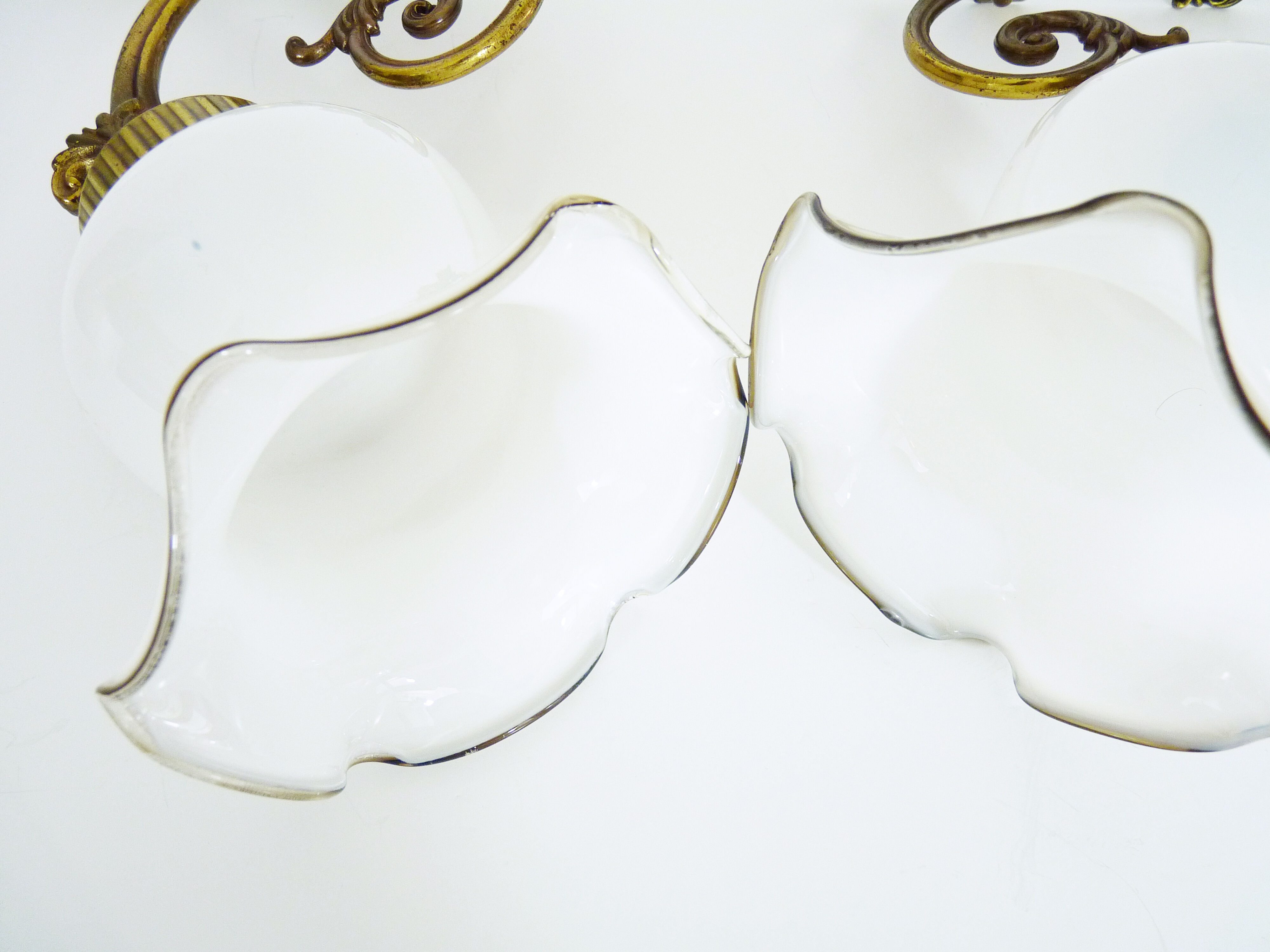 Paire d'appliques murales col de cygne en laiton verre tulipe ancienne blanche, année 60 70