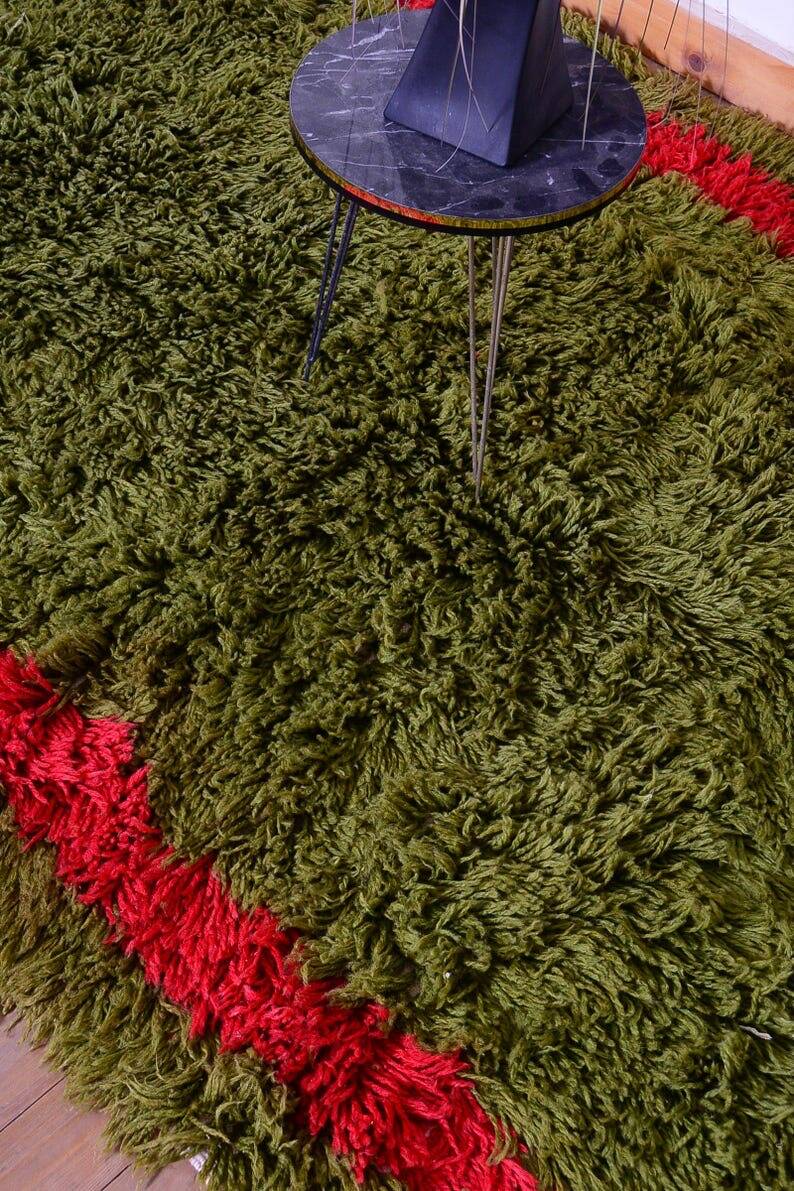 Handmade pure wool rug in green and red, size 140/260 cm.