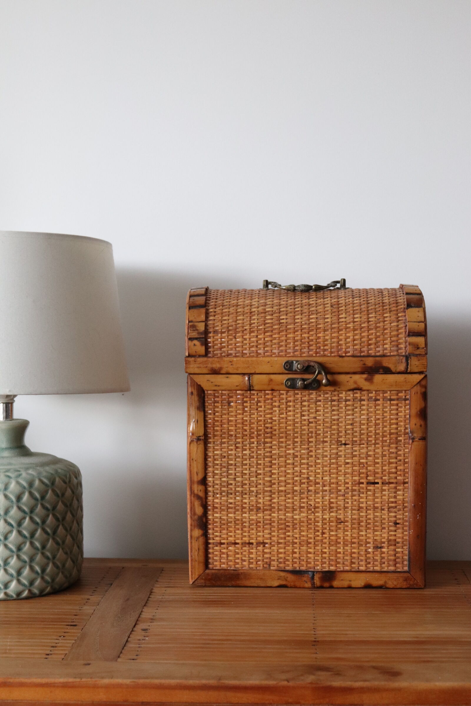 Wicker bottle basket and bamboo