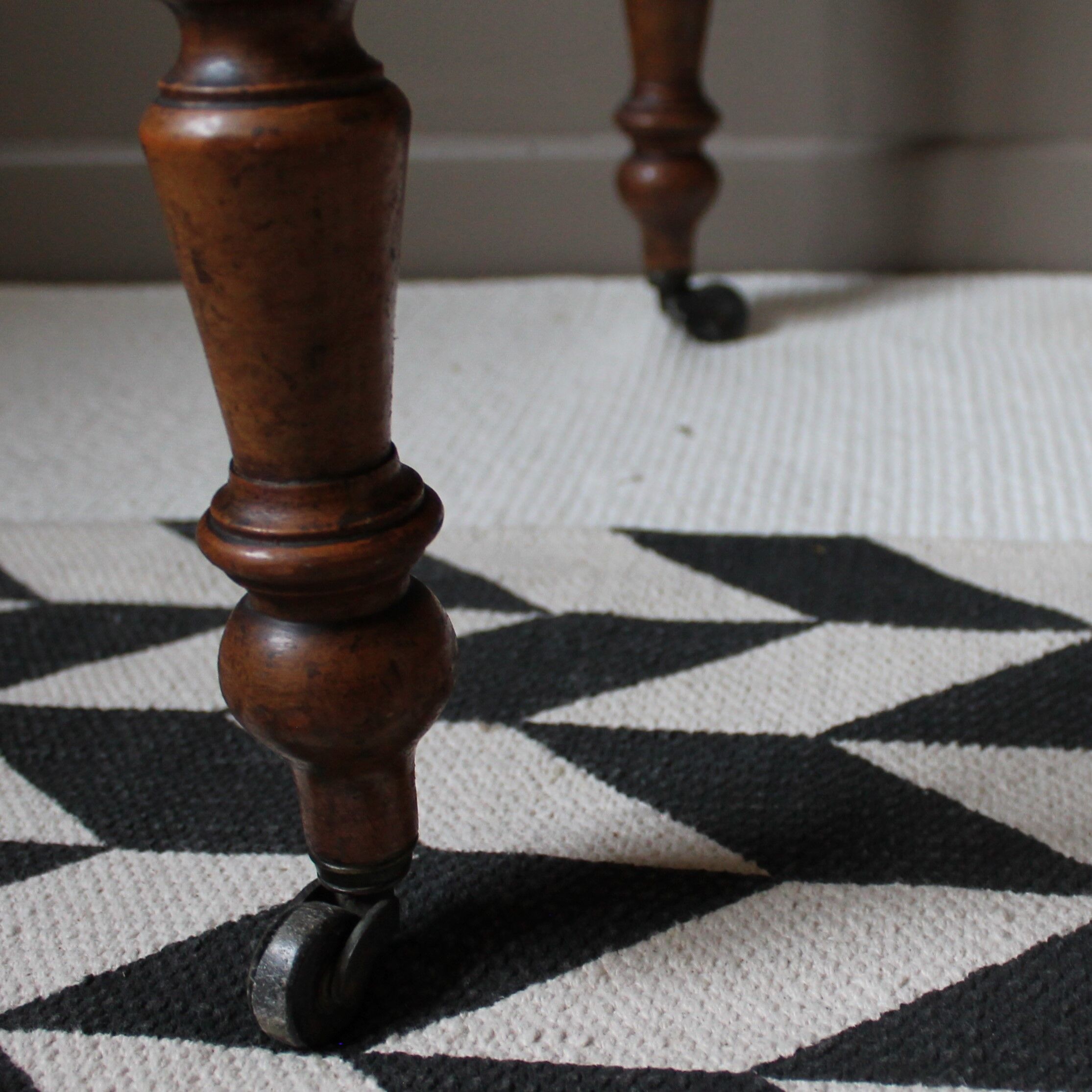 XiXe mahogany flap table