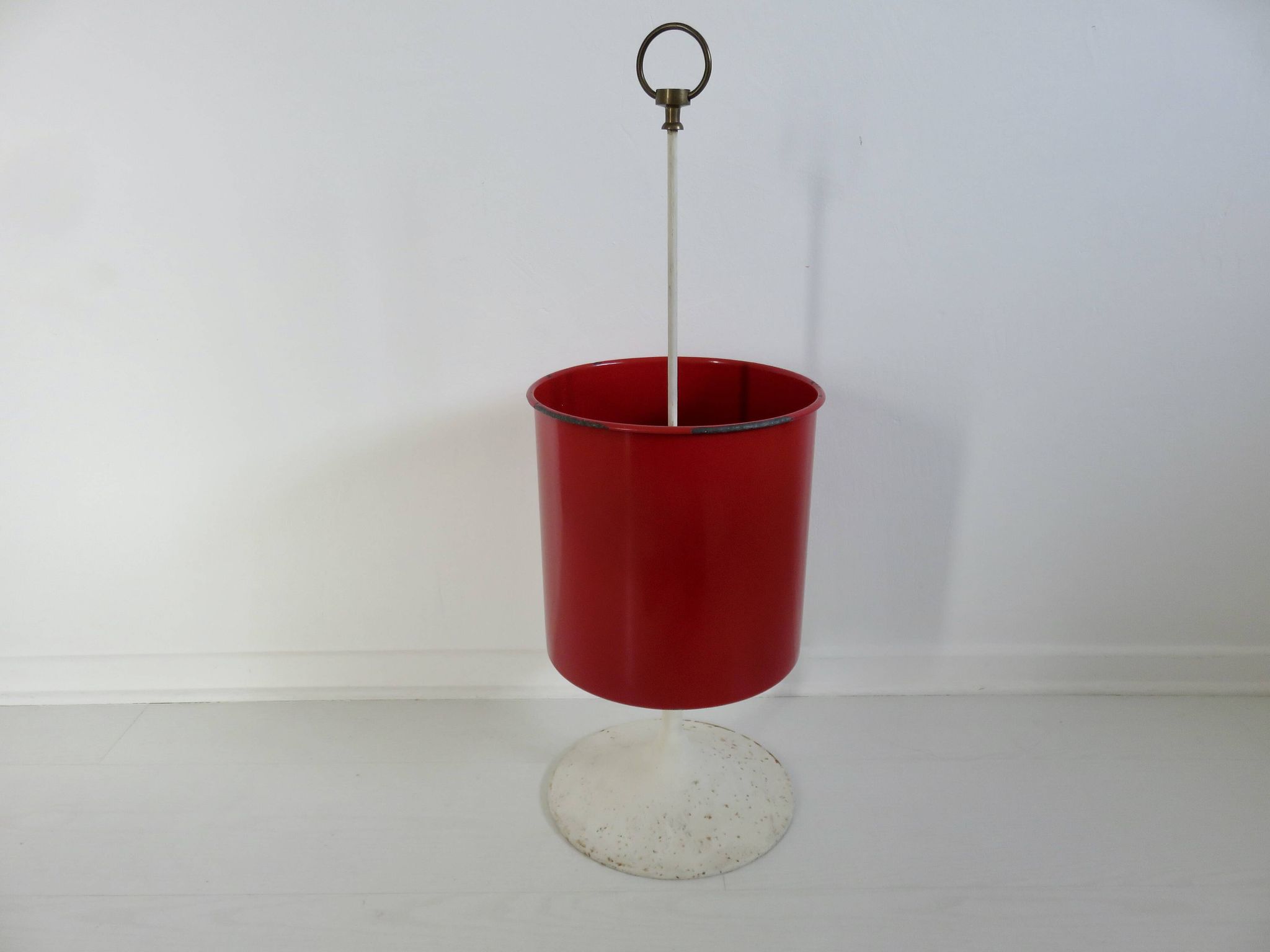 Porte parapluies, pied tulipe, tôle émaillée et laiton, 1950