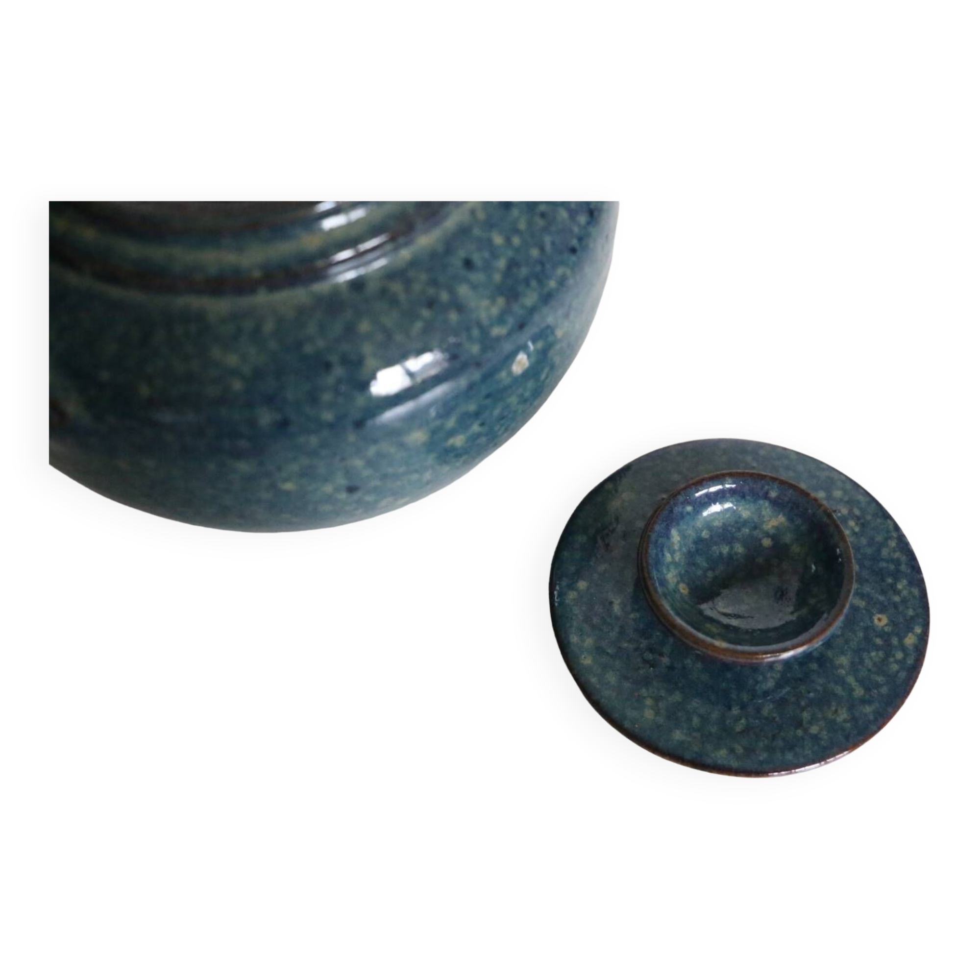 Soupière en poterie artisanale