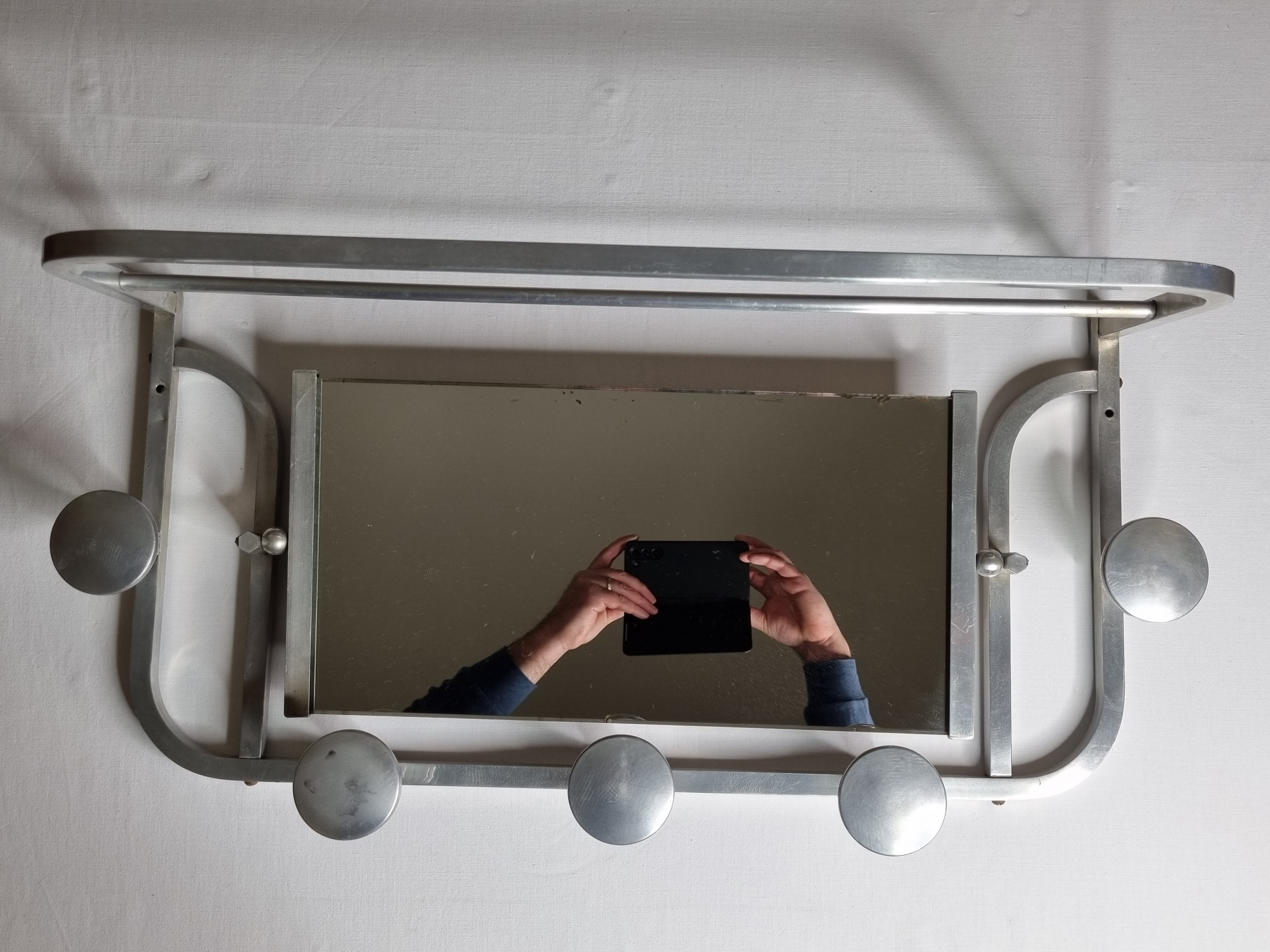 Portemanteau mural en aluminium avec miroir orientable, 5 patères et un porte chapeau, années 50
