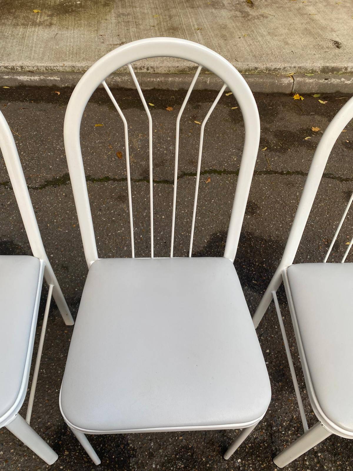 4 chaises en acier blanc et cuir gris