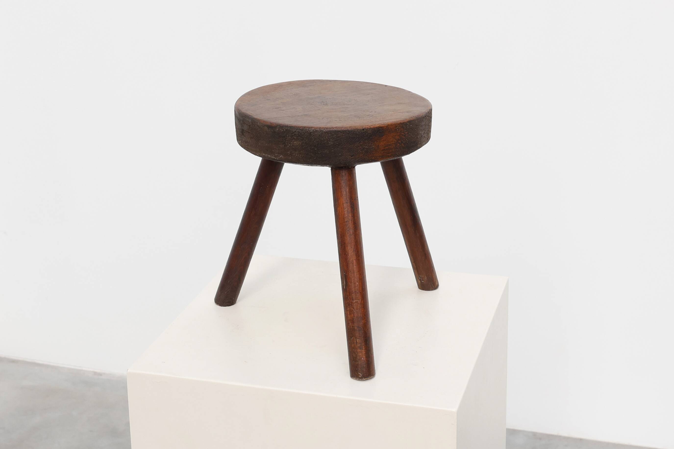 Tabouret trépied en chêne rustique, France, vers 1900