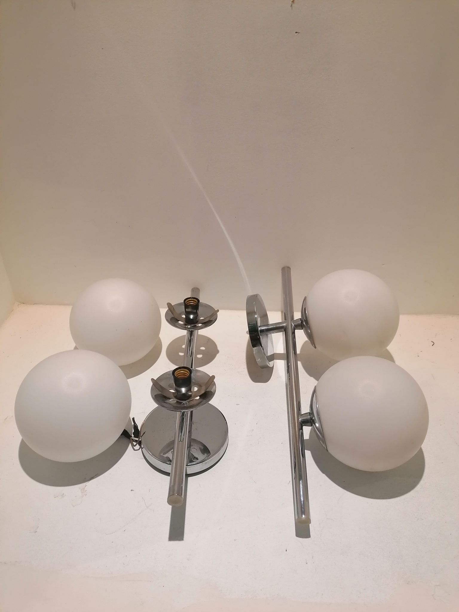 2 appliques double chromée et verre opalin 1960