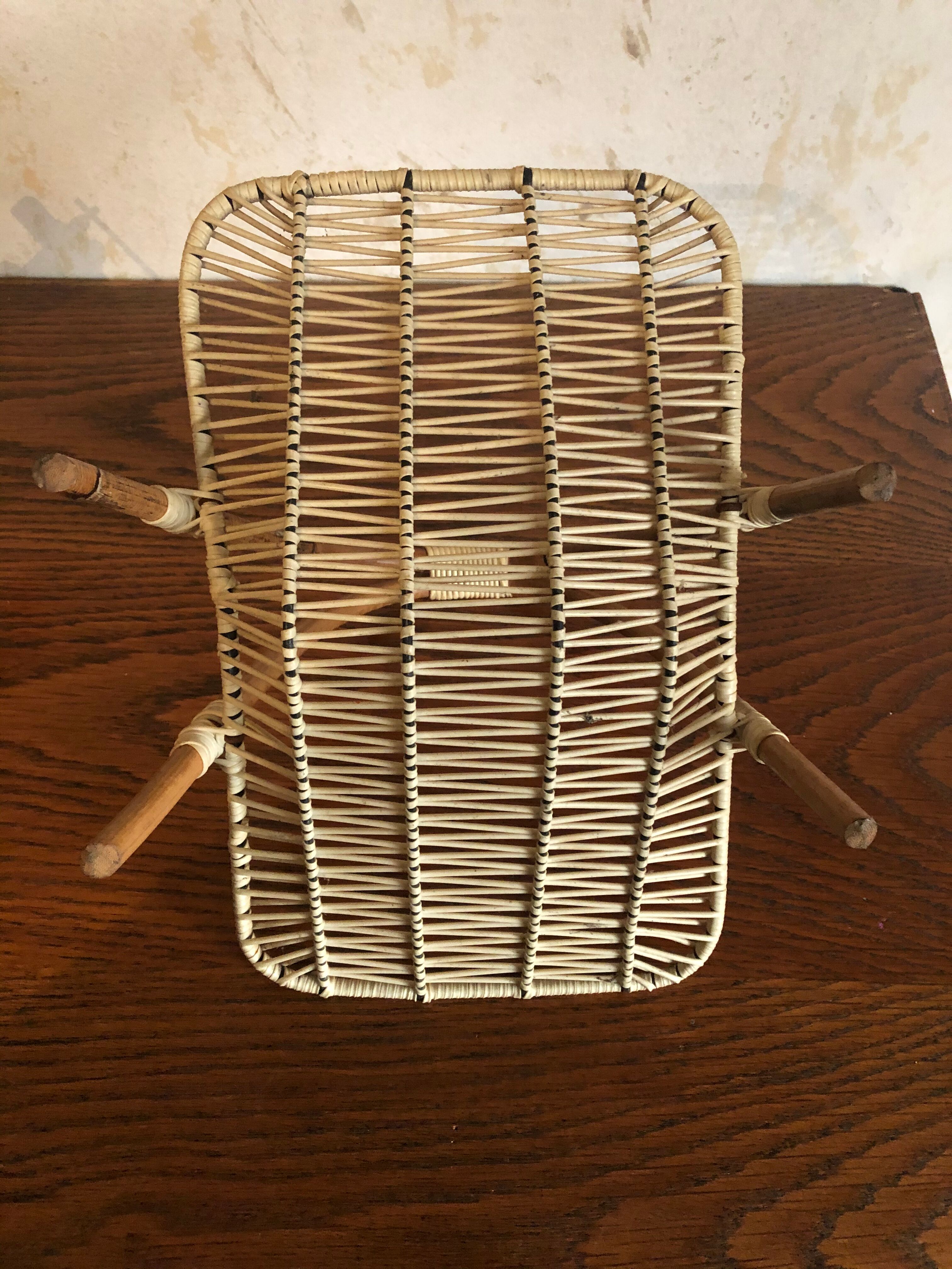 Old basket with rattan fruit and scoubidou yarn 50s